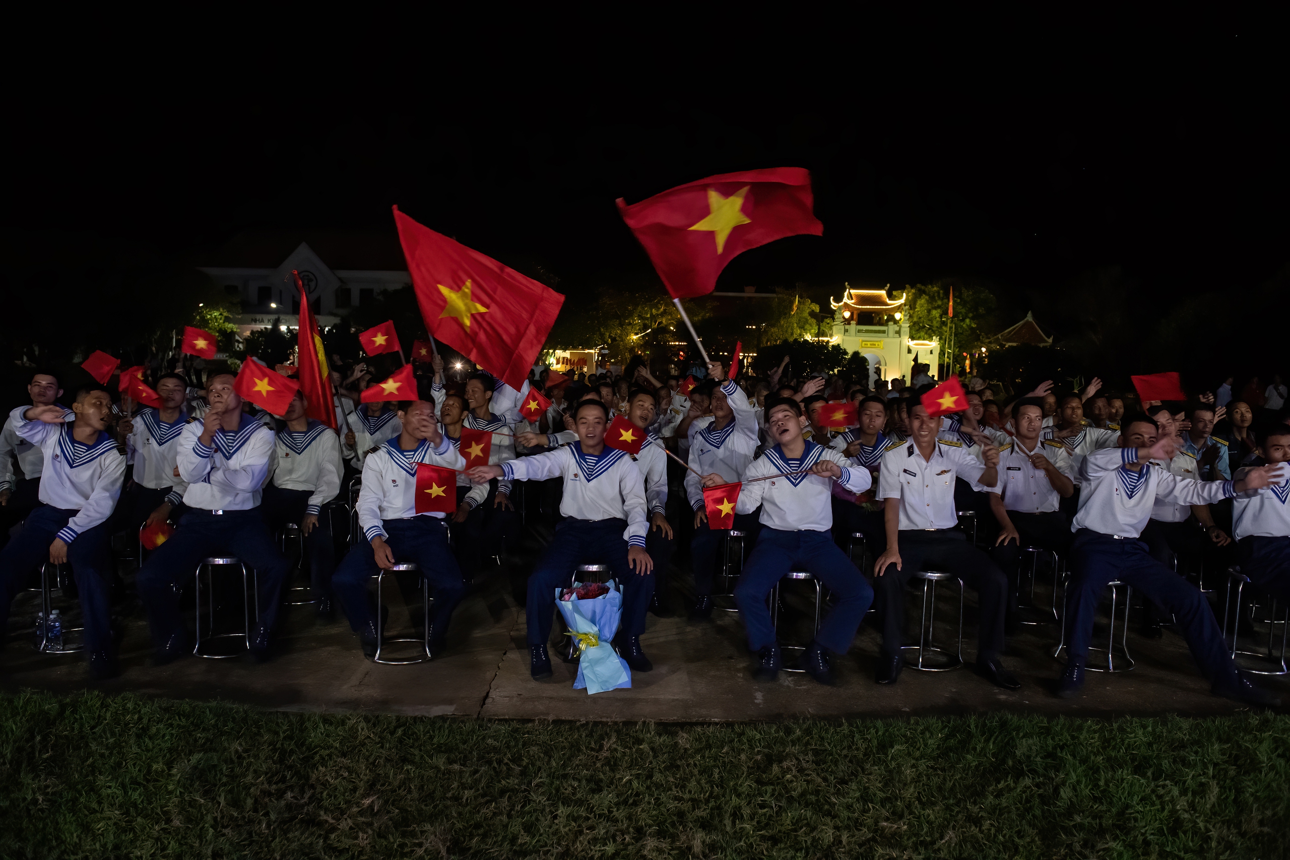 Cuộc thi ảnh "Thiêng liêng cờ Tổ quốc": Màu cờ nơi đảo xa - Ảnh 7.