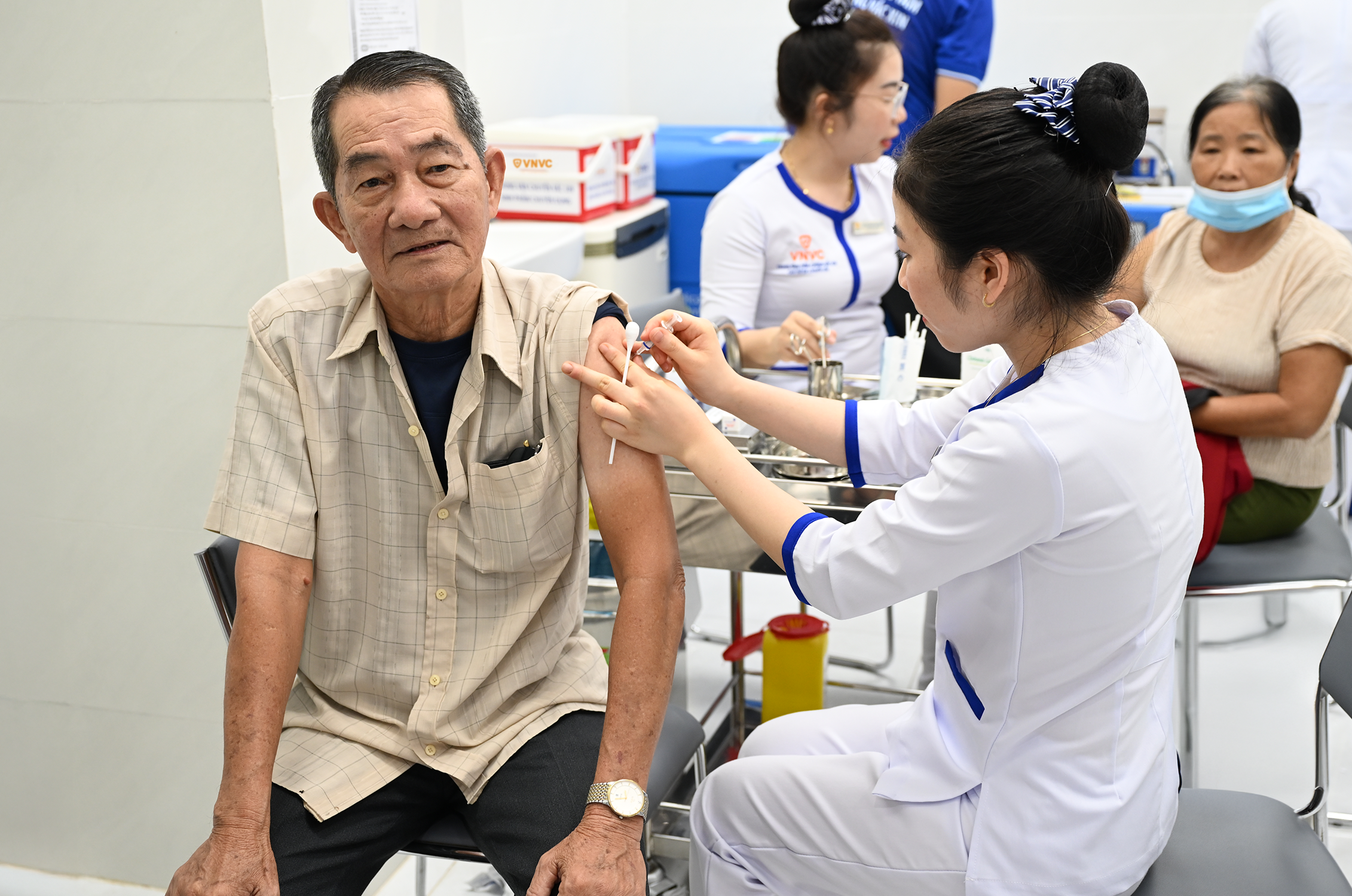 VNVC tài trợ tiêm chủng miễn phí, kho lạnh và ưu tiên cung ứng vắc-xin thế hệ mới cho Côn Đảo - Ảnh 4.