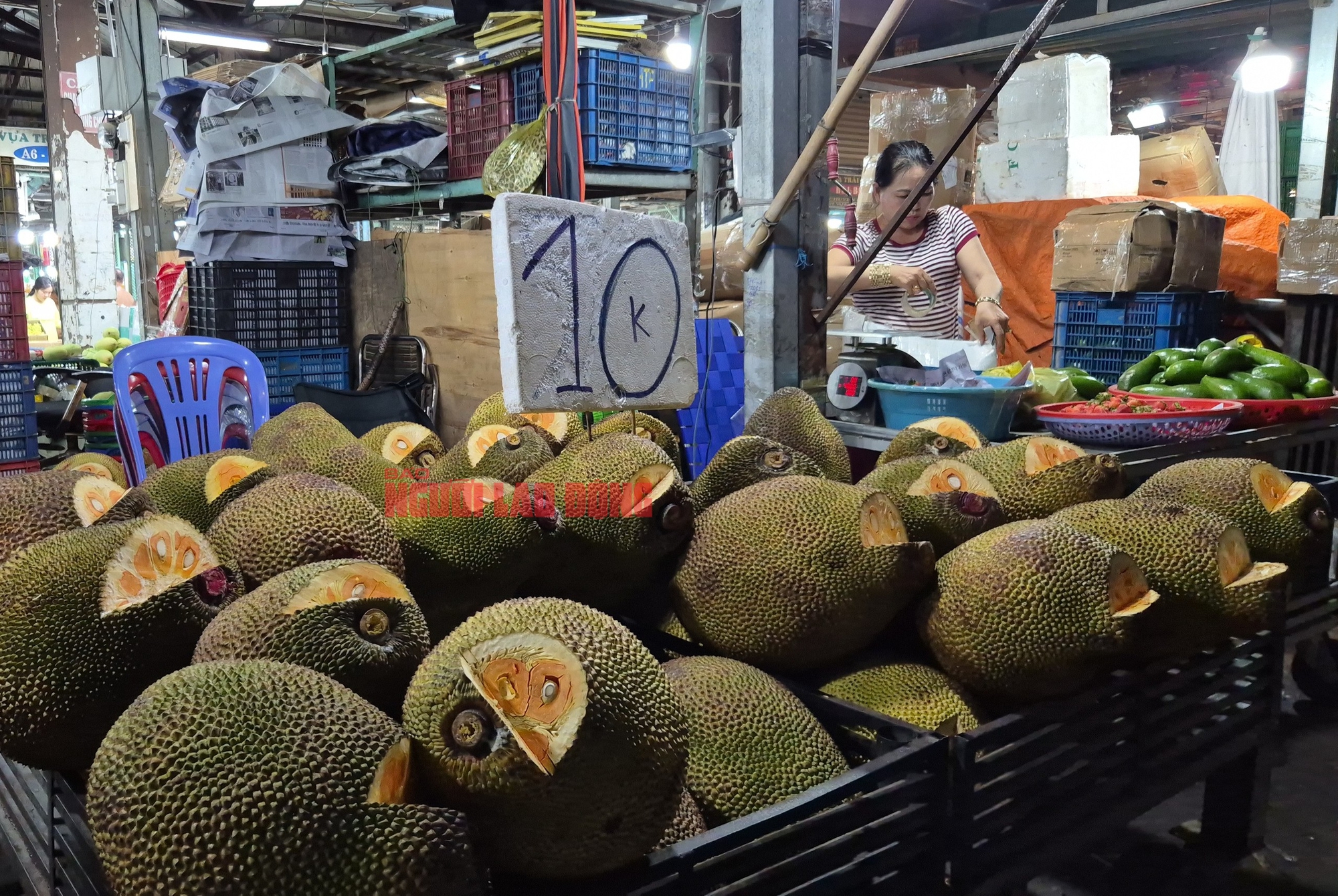 Đủ loại trái cây mùa hè vào vụ, chợ đầu mối Thủ Đức ngập sầu riêng, vải, mận… - Ảnh 1.