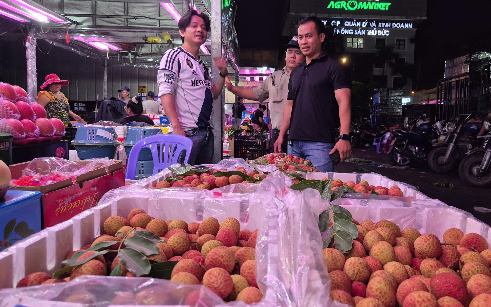 Cận cảnh chợ đầu mối Thủ Đức vào mùa trái cây, ngập sầu riêng, vải, mận