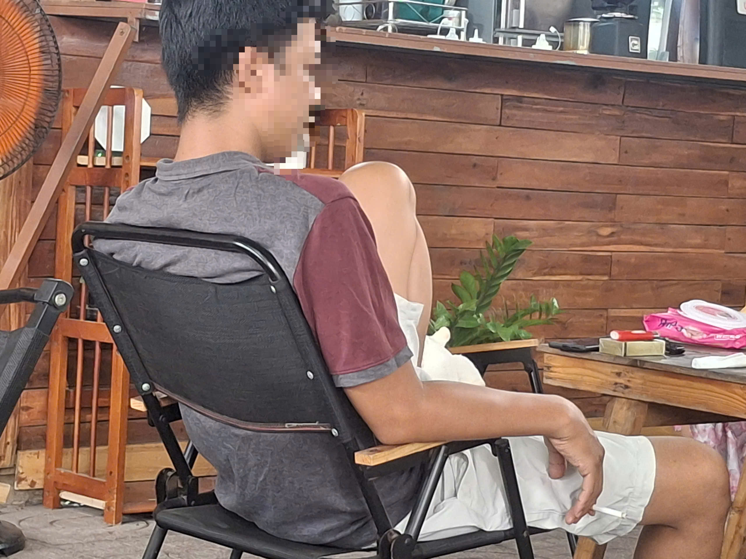 Xử phạt hút thuốc lá nơi công cộng, ai là người phạt? - Ảnh 1.