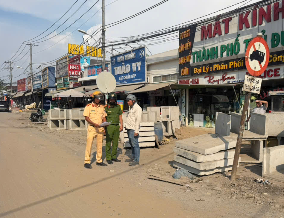 Ban giao th&ocirc;ng TPHCM bị phạt v&igrave; đất đ&aacute; g&acirc;y cản trở giao th&ocirc;ng - Ảnh 2.