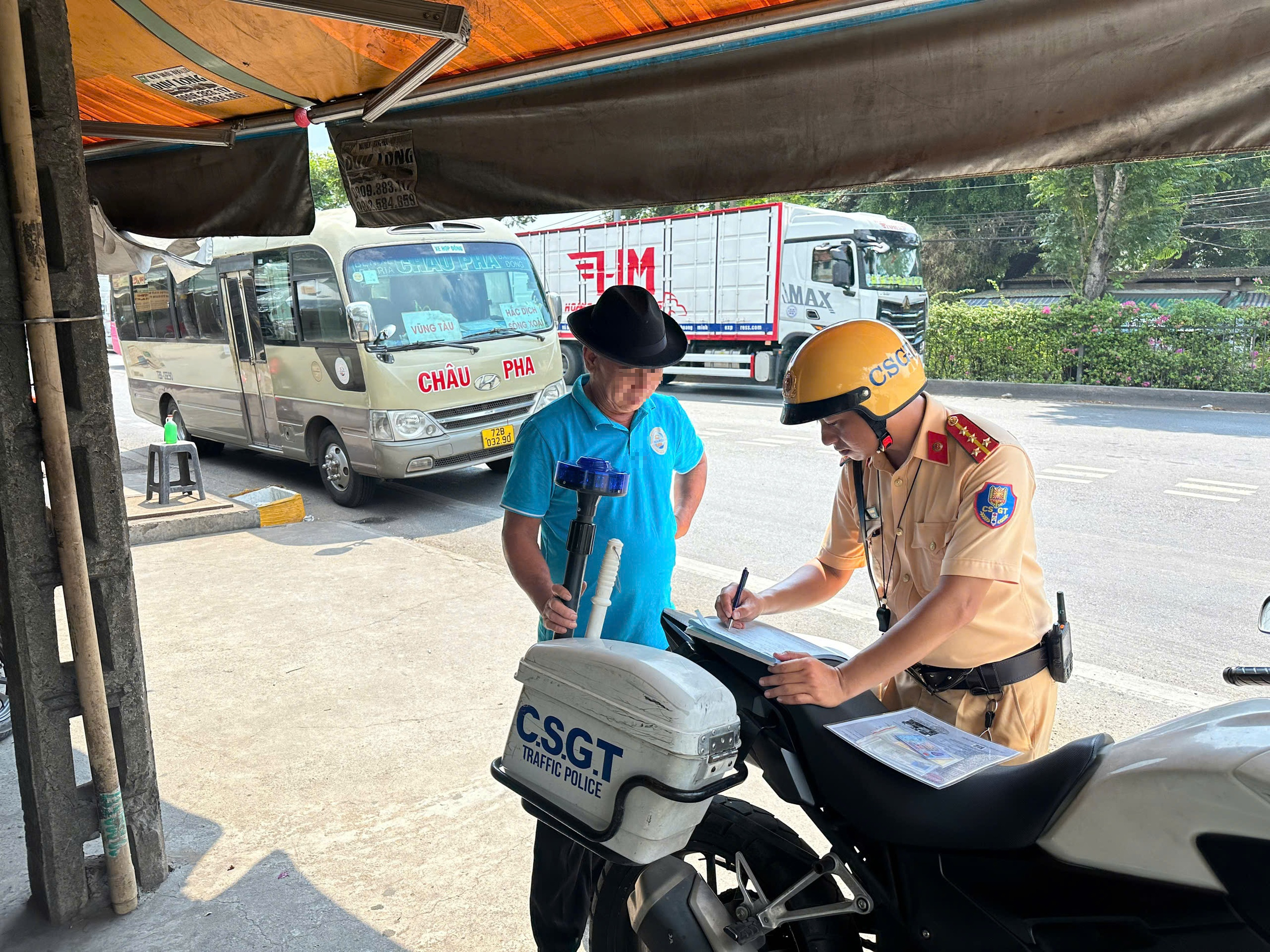 CSGT TPHCM xử phạt vi phạm giao thông trong cao điểm 45 ngày - Ảnh 2.