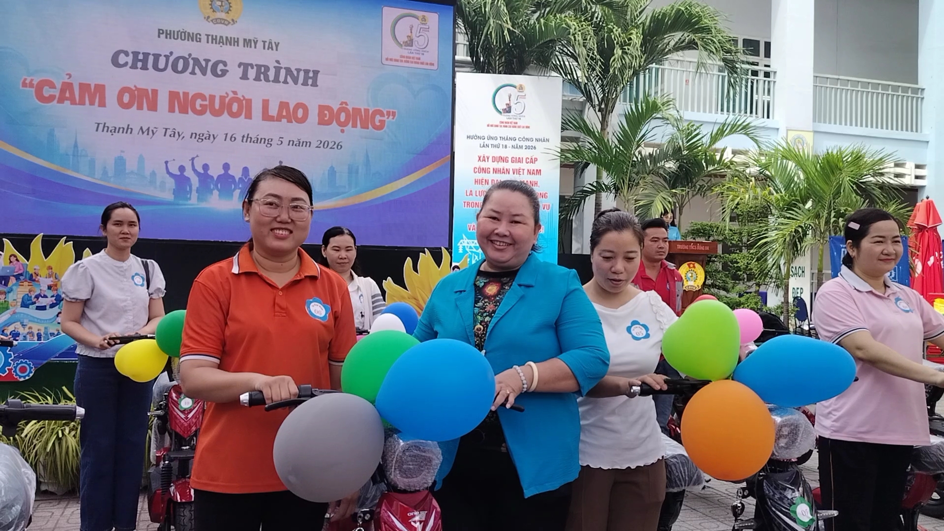 Người lao động cảm động khi được trao tặng sổ tiết kiệm, xe đạp điện… - Ảnh 2.