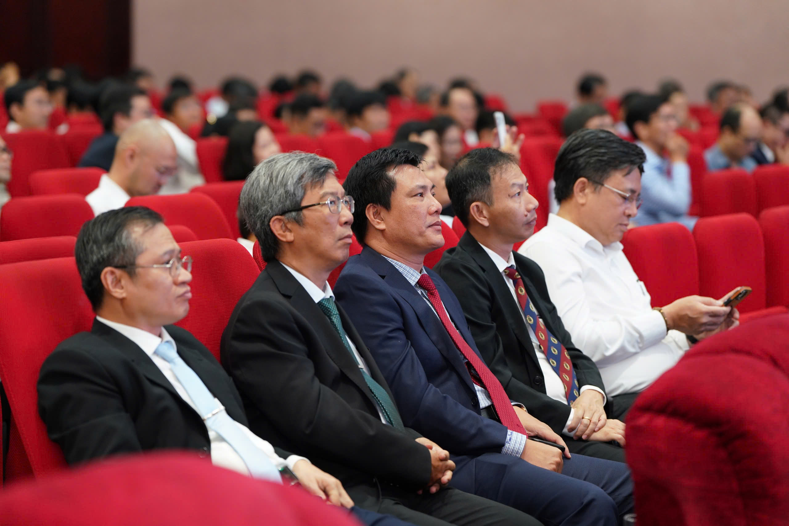 ĐHQG TPHCM công bố chiến lược AI, bán dẫn đến 2030 - Ảnh 2.