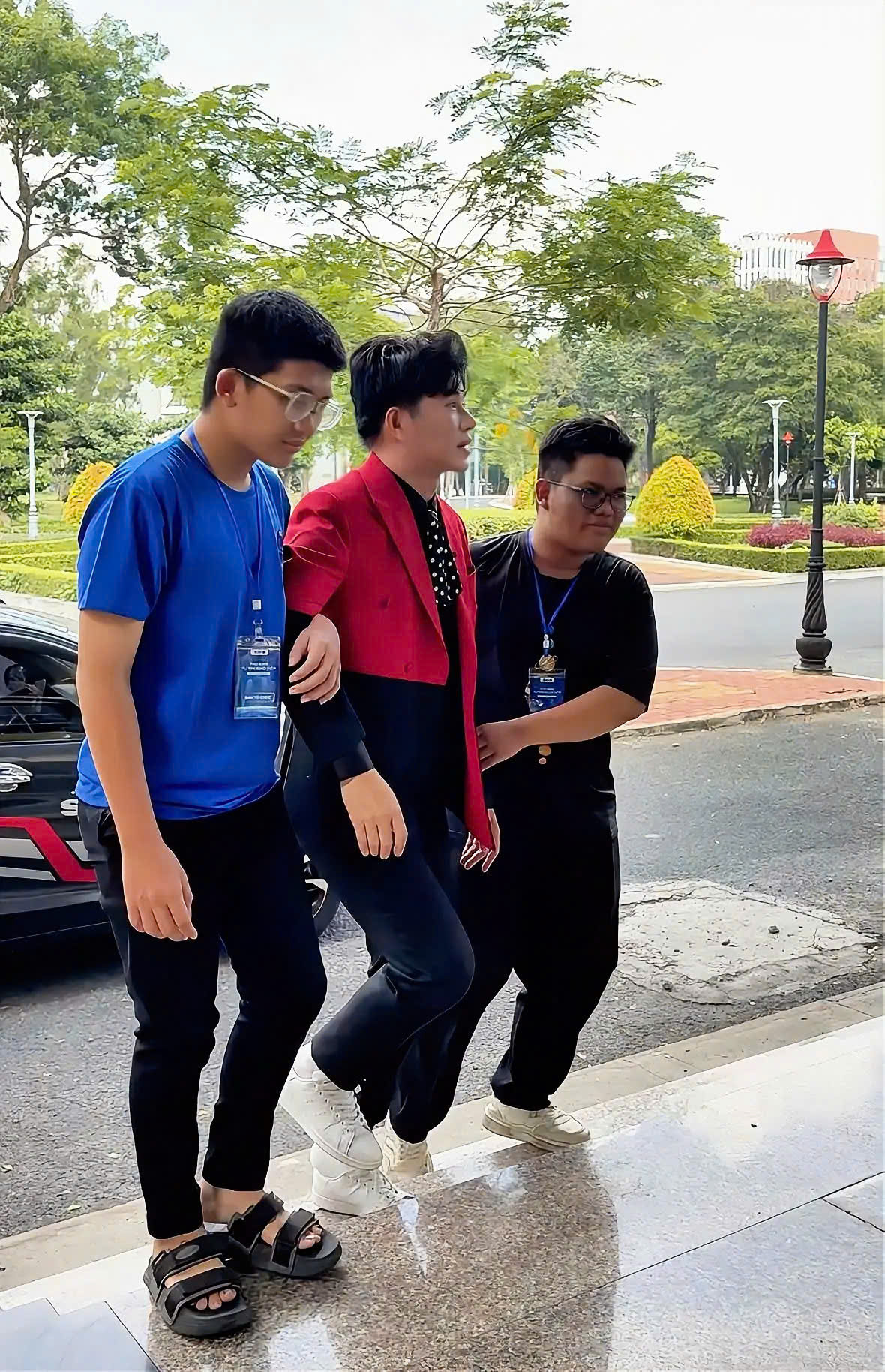 MC Vũ Mạnh Cường, vừa rời bàn mổ đã đến lớp - Ảnh 2.