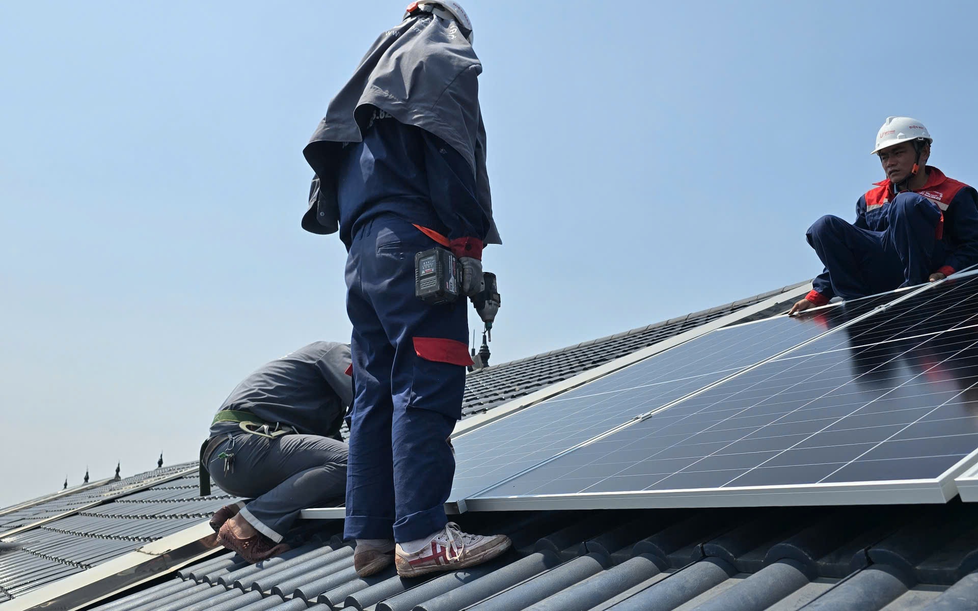 Giá tấm pin năng lượng, pin lưu trữ đồng loạt tăng giữa "cơn sốt" lắp điện mặt trời mái nhà