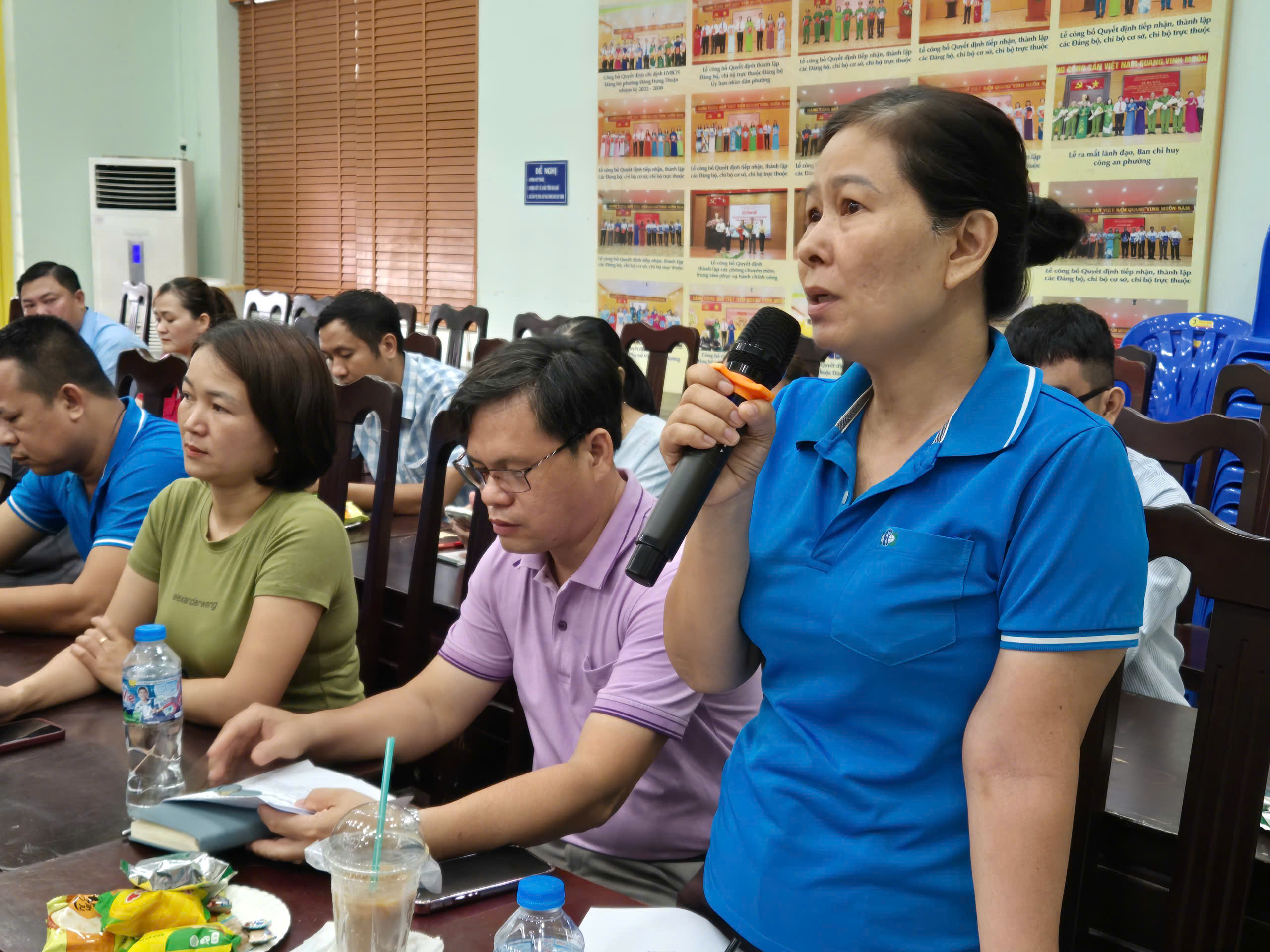 Gặp gỡ lãnh đạo phường, người lao động phản ánh gặp khó khi đăng ký tạm trú - Ảnh 2.