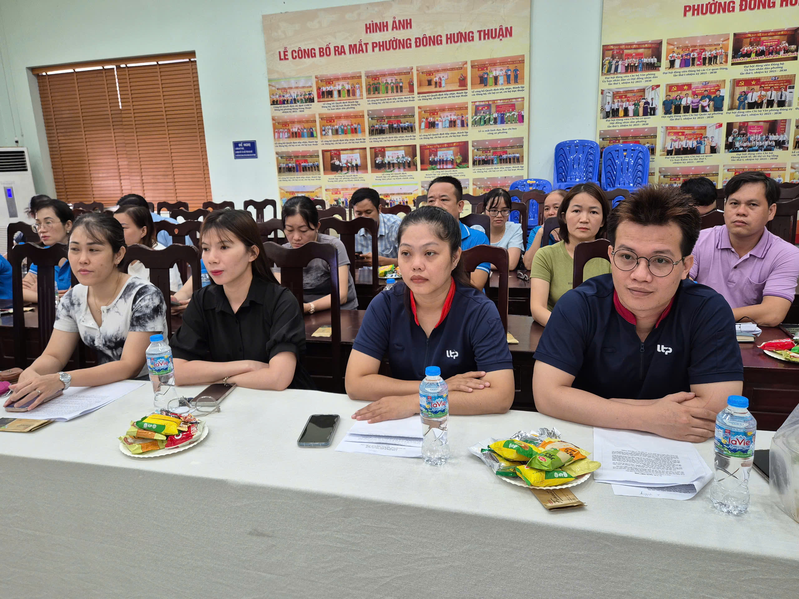 Gặp gỡ lãnh đạo phường, người lao động phản ánh gặp khó khi đăng ký tạm trú - Ảnh 3.