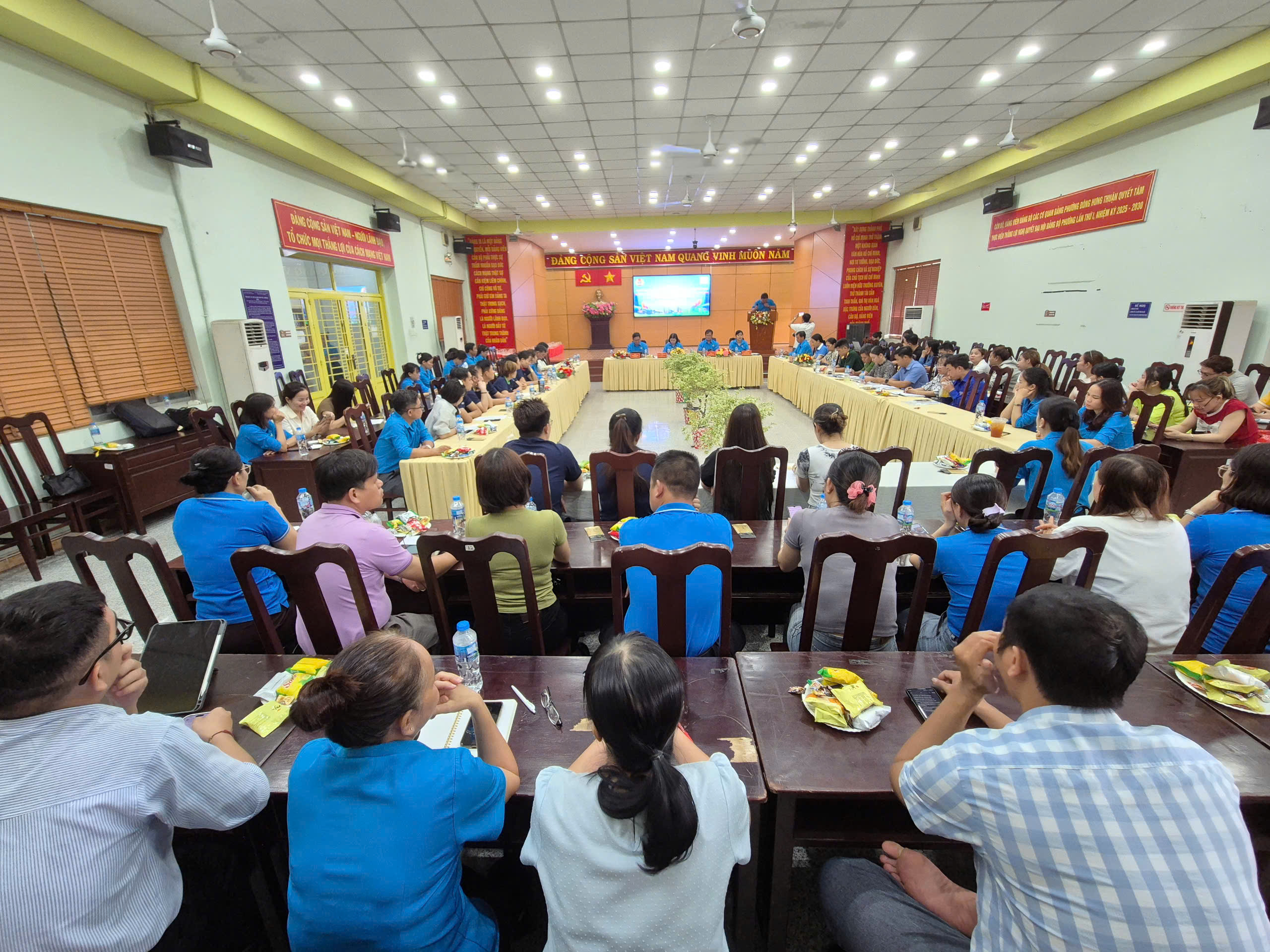Gặp gỡ lãnh đạo phường, người lao động phản ánh gặp khó khi đăng ký tạm trú - Ảnh 1.