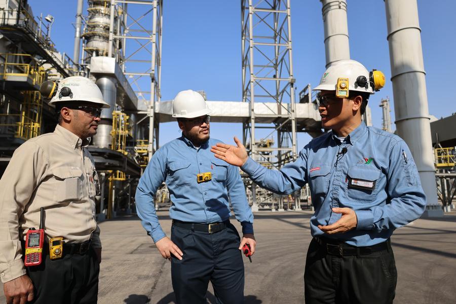 Nỗ lực giảm phụ thuộc eo biển Hormuz - Ảnh 1.