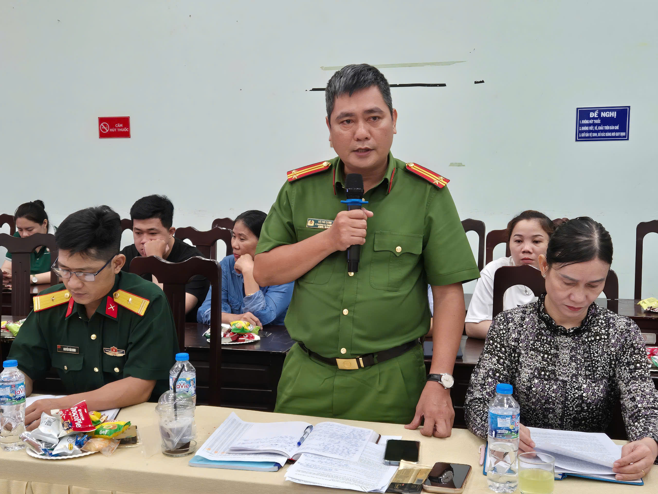Gặp gỡ lãnh đạo phường, người lao động phản ánh gặp khó khi đăng ký tạm trú - Ảnh 4.