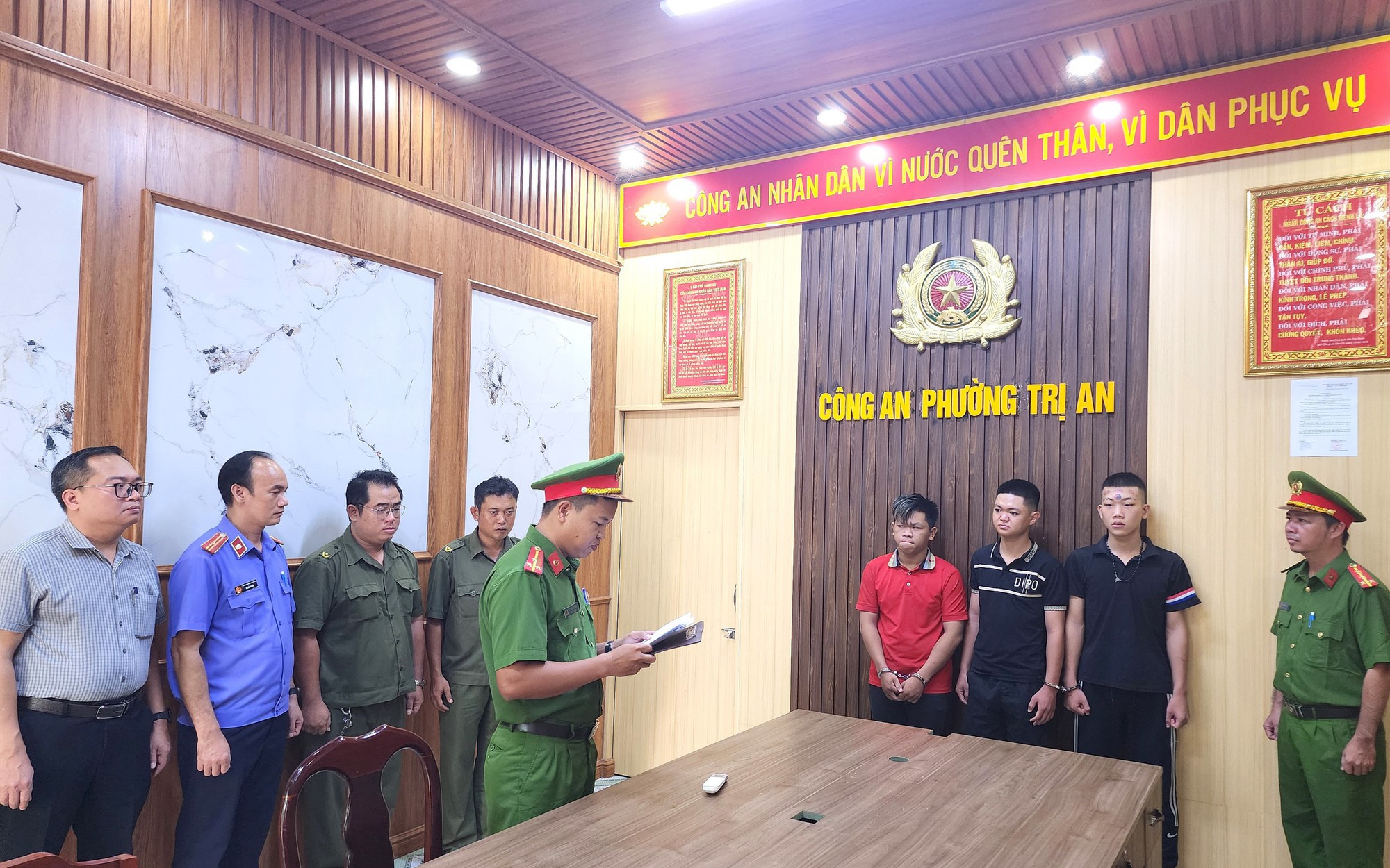 Khởi tố 4 đối tượng dùng “bom xăng” ném vào nhà dân ở Đồng Nai