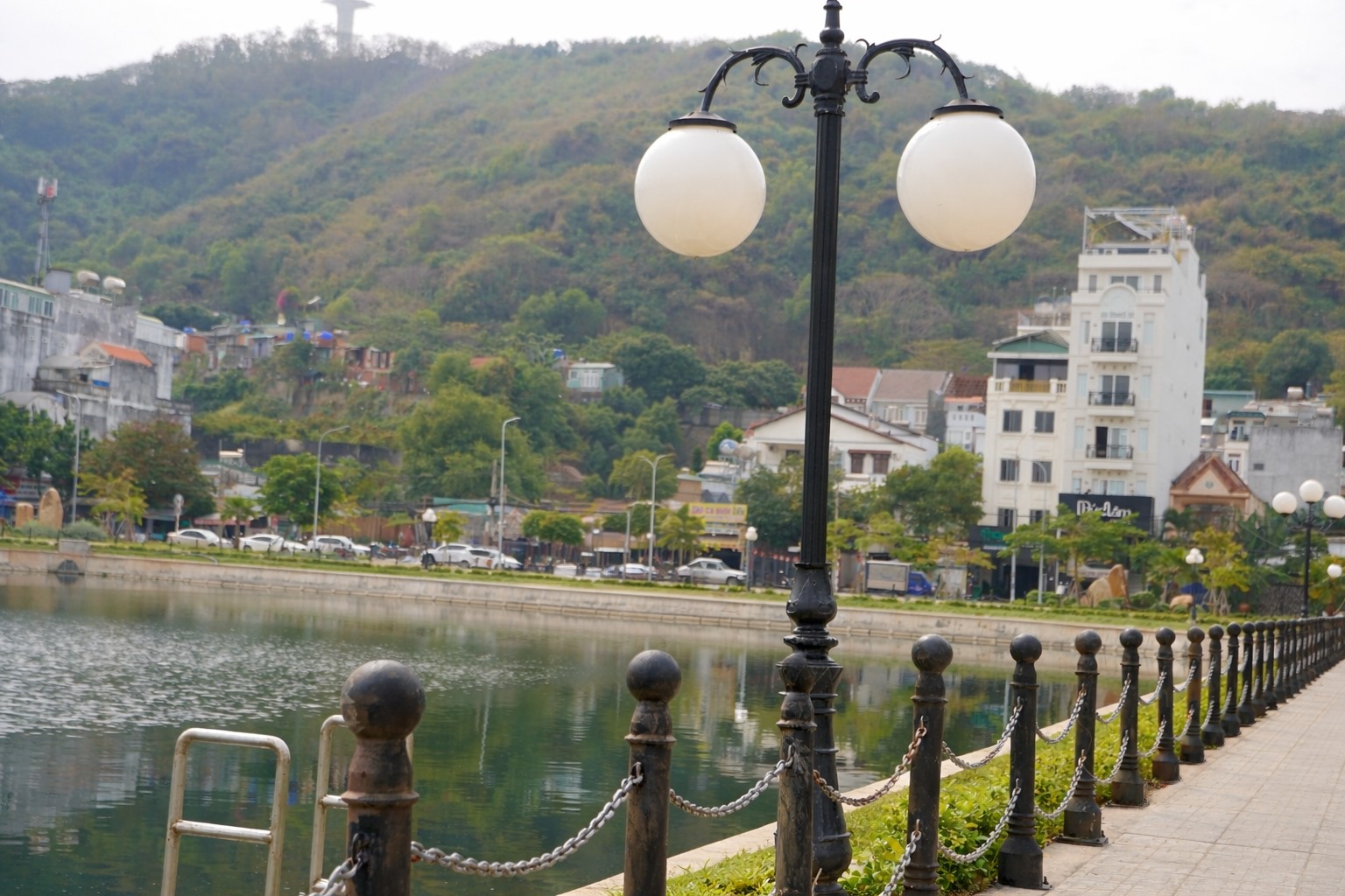 Sau mưa lớn, phát hiện người đàn ông tử vong dưới chân cột đèn - Ảnh 2.