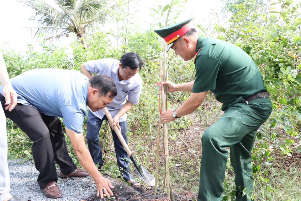 Xã Bình Hưng, TPHCM: Trồng hơn 1.800 cây xanh hưởng ứng "Đời đời nhớ ơn Bác Hồ" - Ảnh 10.