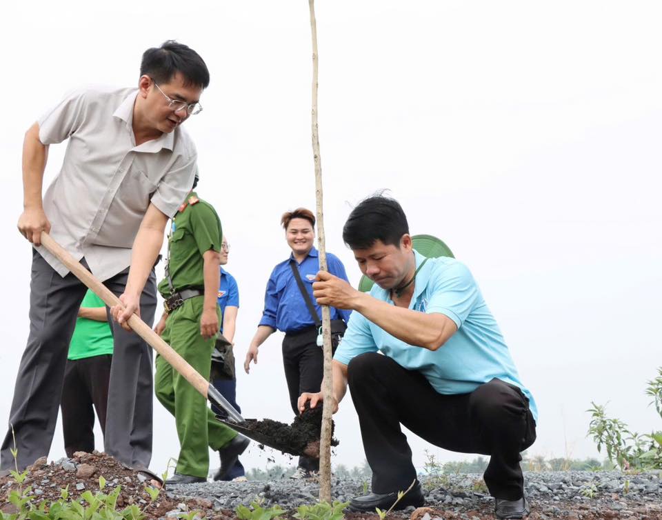 Xã Bình Hưng, TPHCM: Trồng hơn 1.800 cây xanh hưởng ứng "Đời đời nhớ ơn Bác Hồ" - Ảnh 11.