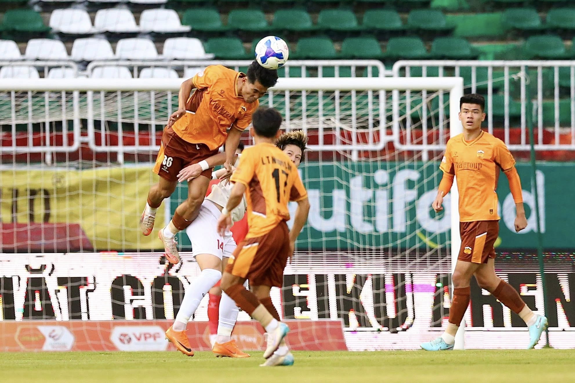 CLB Hoàng Anh Gia Lai thua trận liên tiếp trên sân nhà - Ảnh 7.