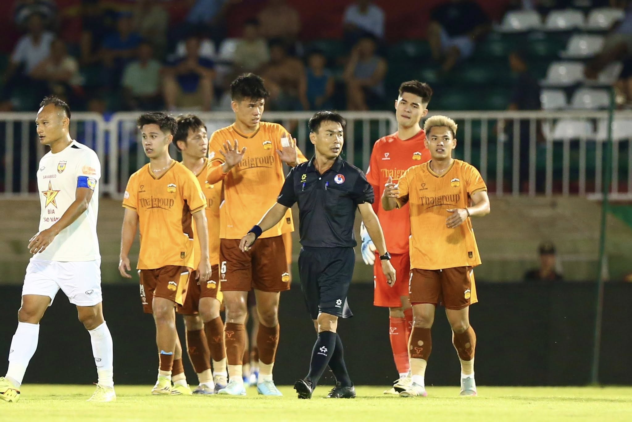 CLB Hoàng Anh Gia Lai thua trận liên tiếp trên sân nhà - Ảnh 8.