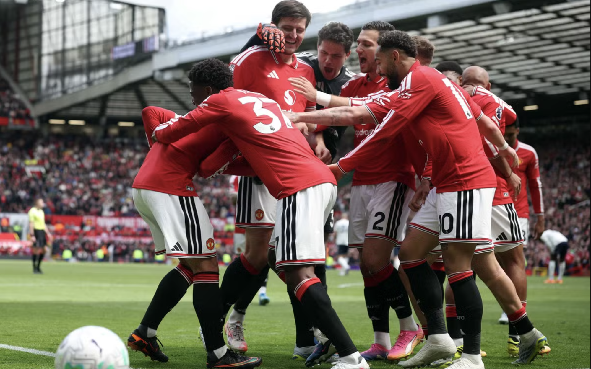 Thắng Nottingham Forest, Man United về đích thứ ba Ngoại hạng Anh
