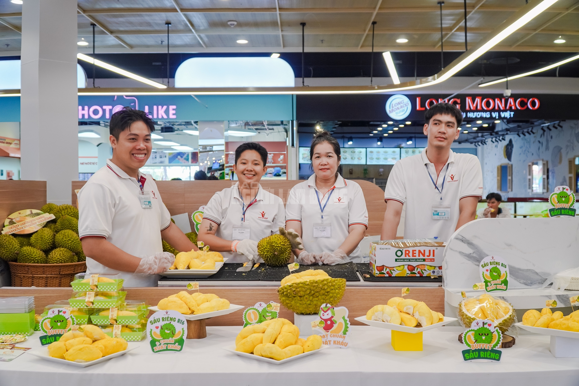 VIDEO: Người dân TPHCM đổ xô trải nghiệm buffet sầu riêng cuối tuần - Ảnh 4.