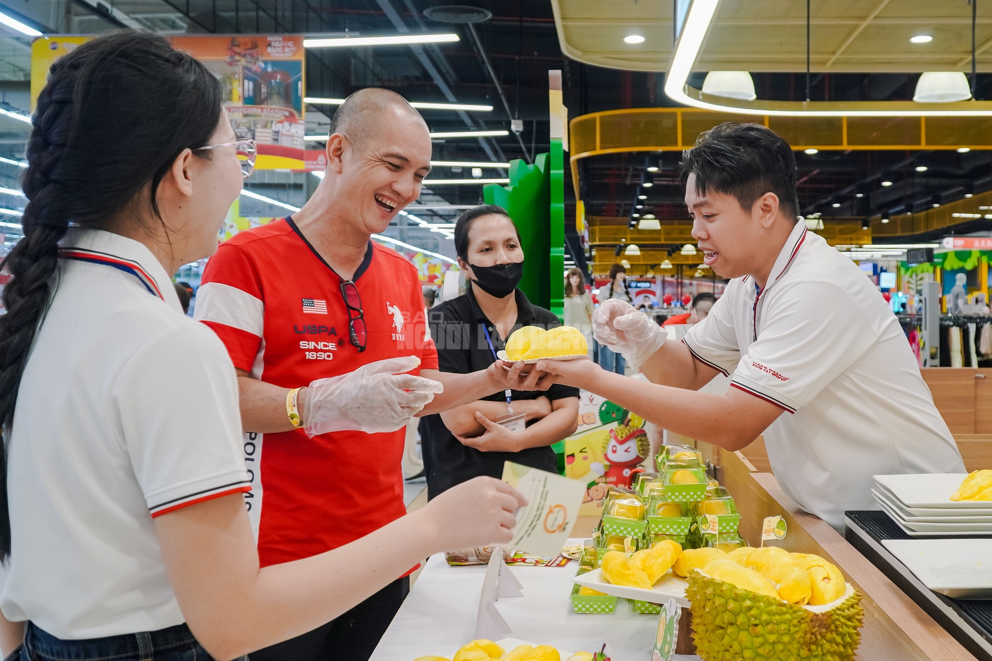 VIDEO: Người dân TPHCM đổ xô trải nghiệm buffet sầu riêng cuối tuần - Ảnh 5.