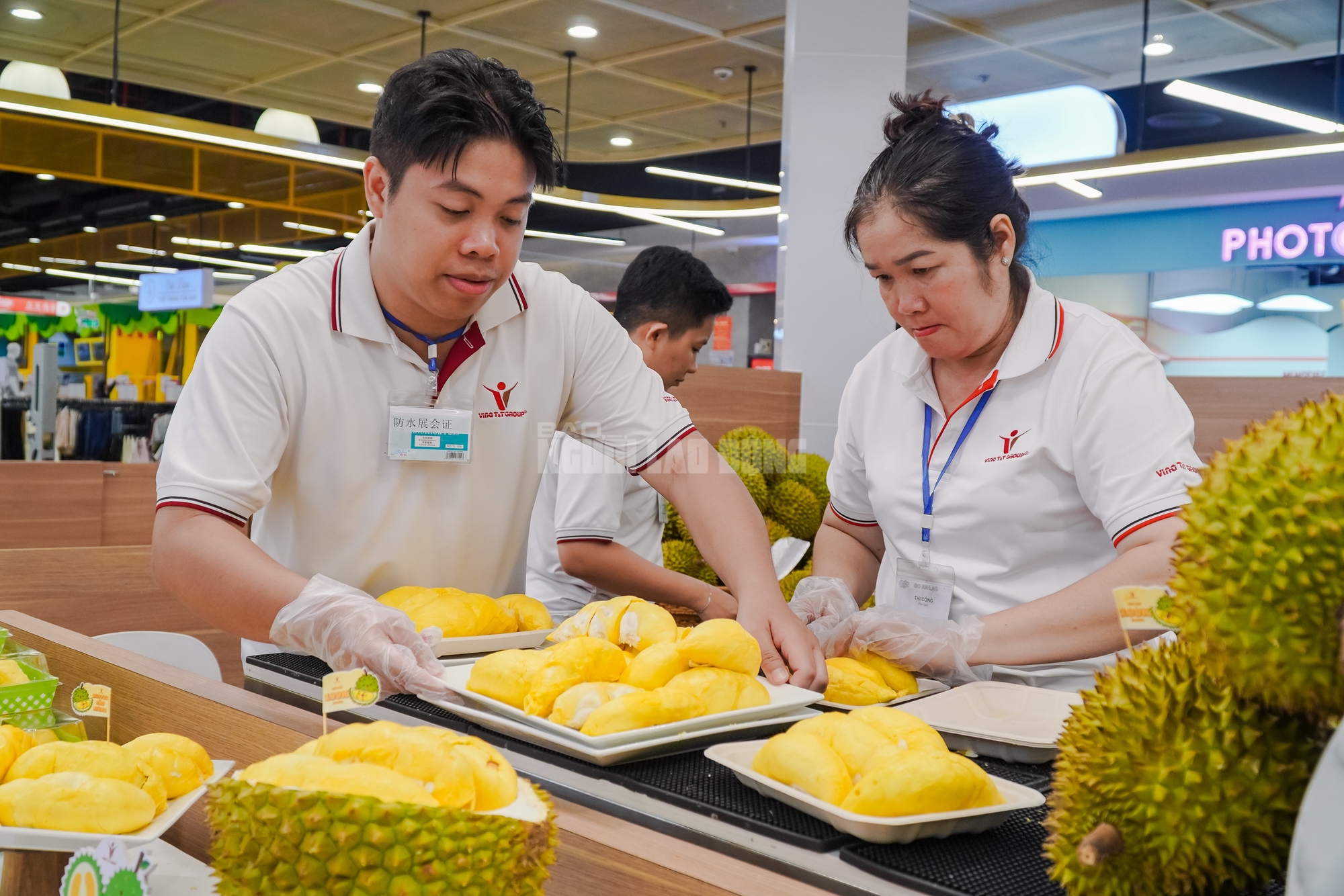 VIDEO: Người dân TPHCM đổ xô trải nghiệm buffet sầu riêng cuối tuần - Ảnh 8.