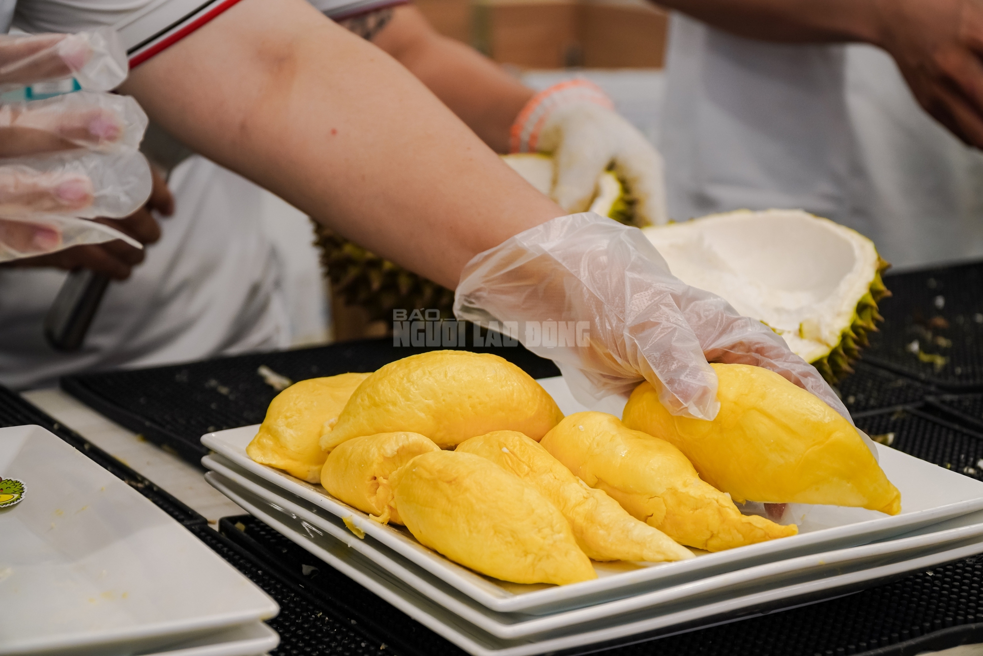 VIDEO: Người dân TPHCM đổ xô trải nghiệm buffet sầu riêng cuối tuần - Ảnh 11.