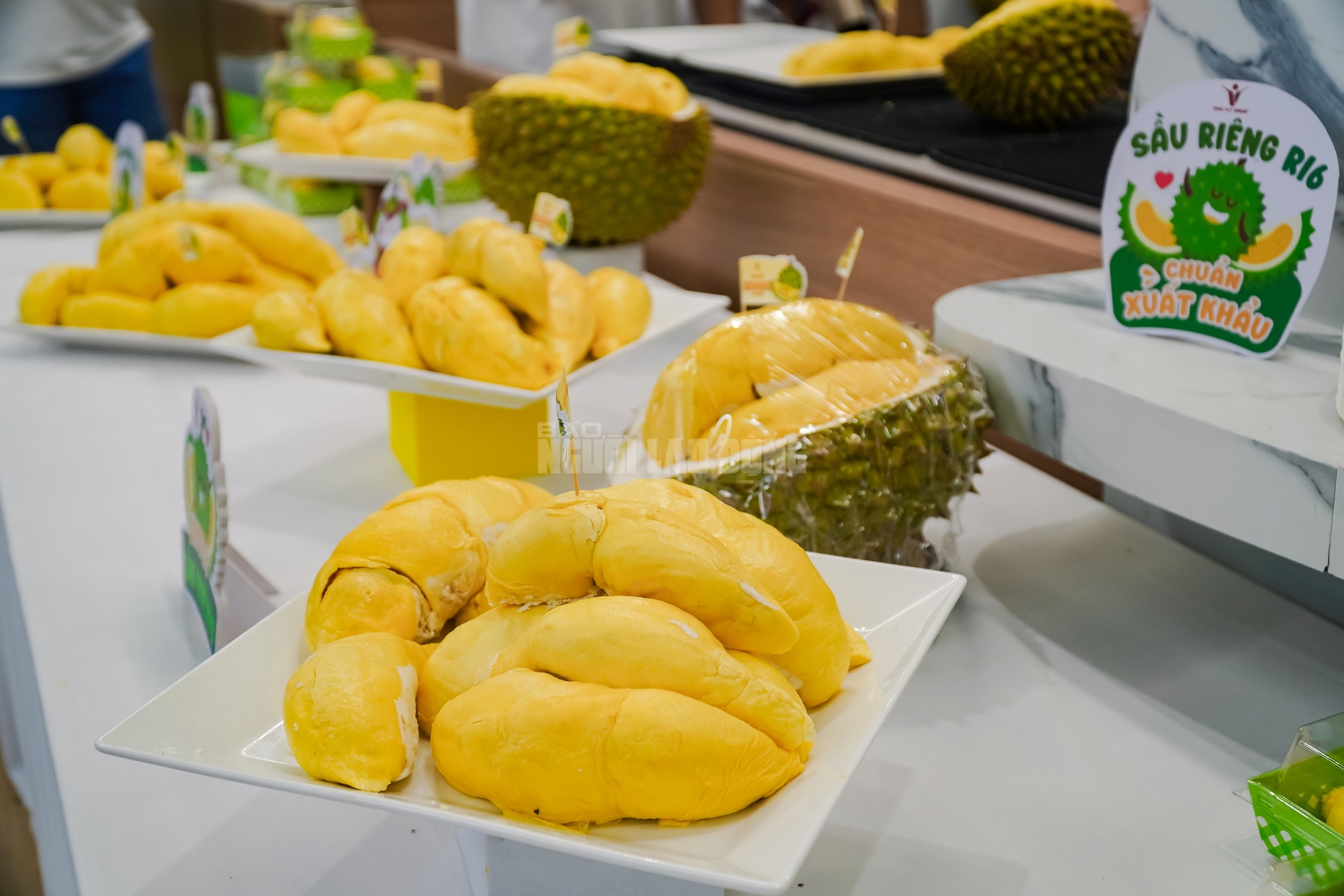 VIDEO: Người dân TPHCM đổ xô trải nghiệm buffet sầu riêng cuối tuần - Ảnh 13.