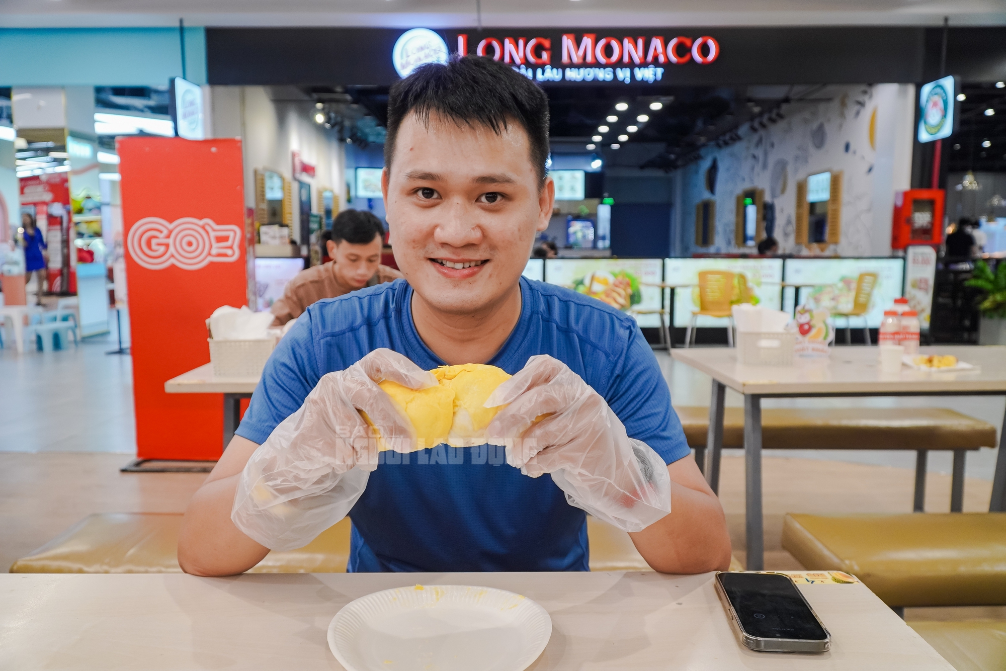 VIDEO: Người dân TPHCM đổ xô trải nghiệm buffet sầu riêng cuối tuần - Ảnh 14.