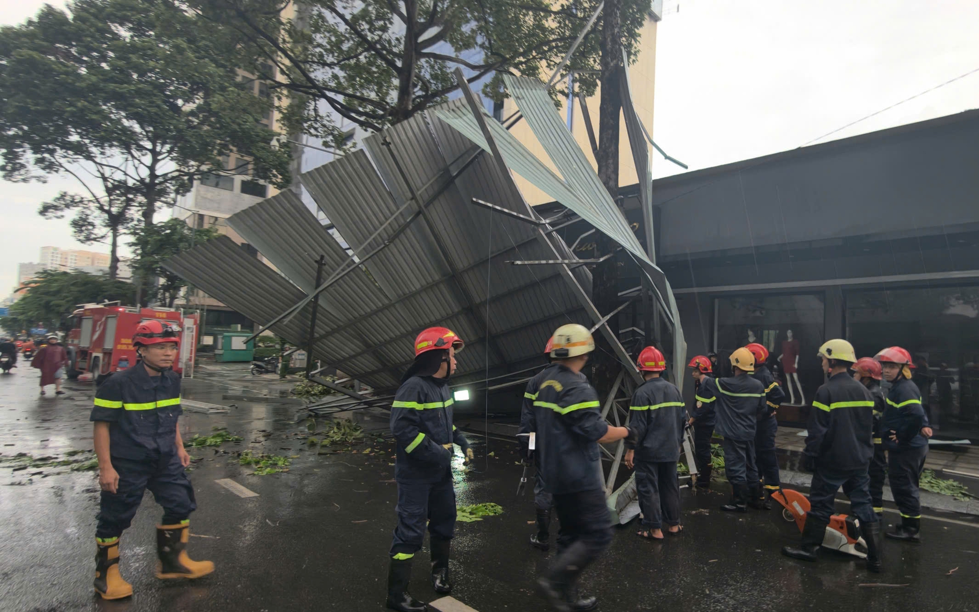 TPHCM: Giông lốc khiến mái tôn đổ sập, ùn tắc giao thông