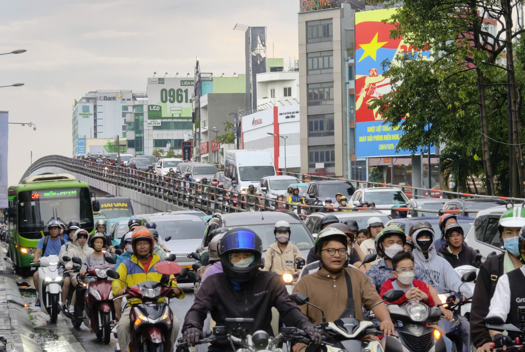 Gi&ocirc;ng lốc TPHCM g&acirc;y sập m&aacute;i t&ocirc;n , &ugrave;n tắc giao th&ocirc;ng nghi&ecirc;m trọng Chiều 17 - 5 - Ảnh 3.