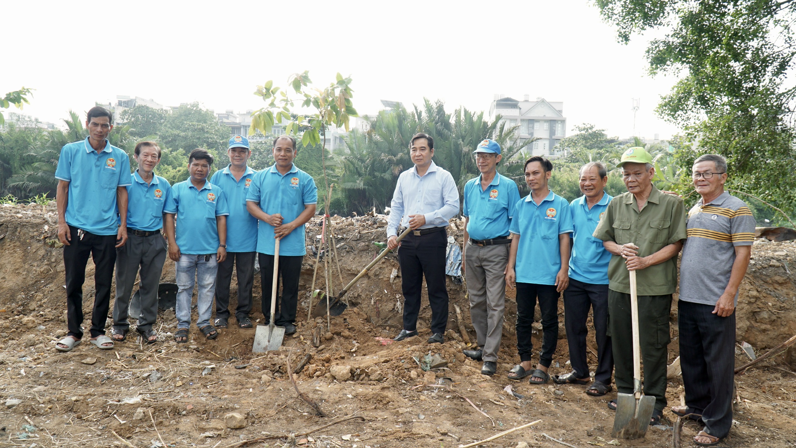 Xã Bình Hưng, TPHCM: Trồng hơn 1.800 cây xanh hưởng ứng "Đời đời nhớ ơn Bác Hồ" - Ảnh 8.