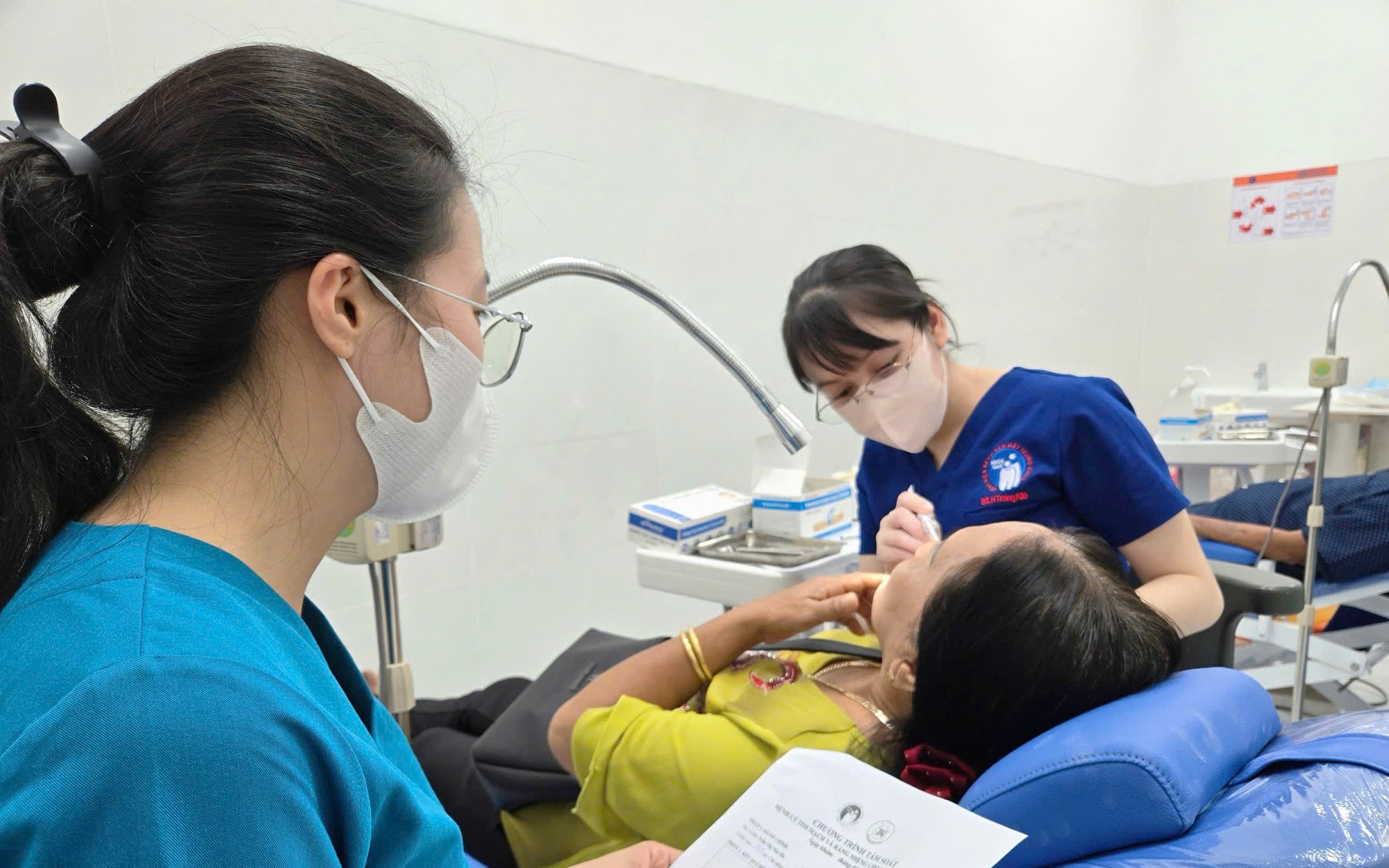 Thẻ BHYT ghi thanh toán 100% vì sao vẫn phải đóng thêm tiền? - Ảnh 2.
