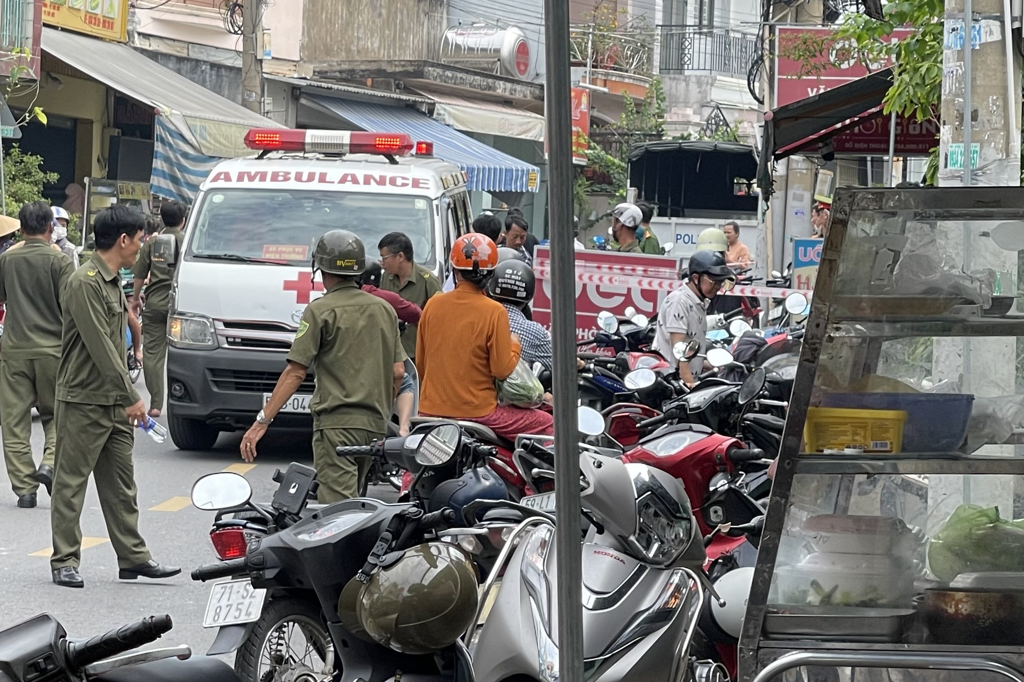 Ch&aacute;y nh&agrave; gần chợ Thủ Đức, một thanh ni&ecirc;n tử vong - Ảnh 1.