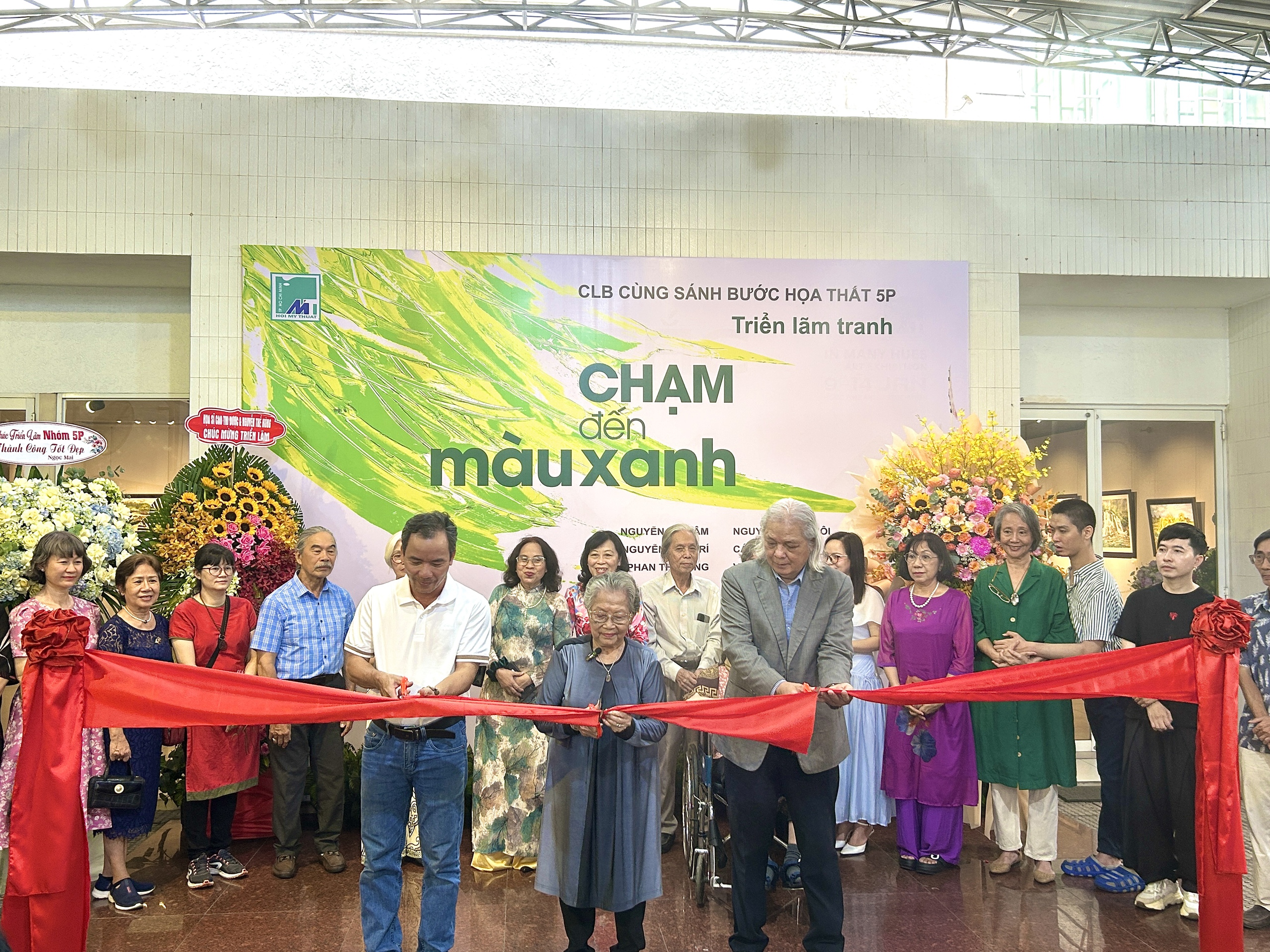 Gần 100 t&aacute;c phẩm hội tụ tại triển l&atilde;m "Chạm tới m&agrave;u xanh" ở TPHCM  - Ảnh 1.