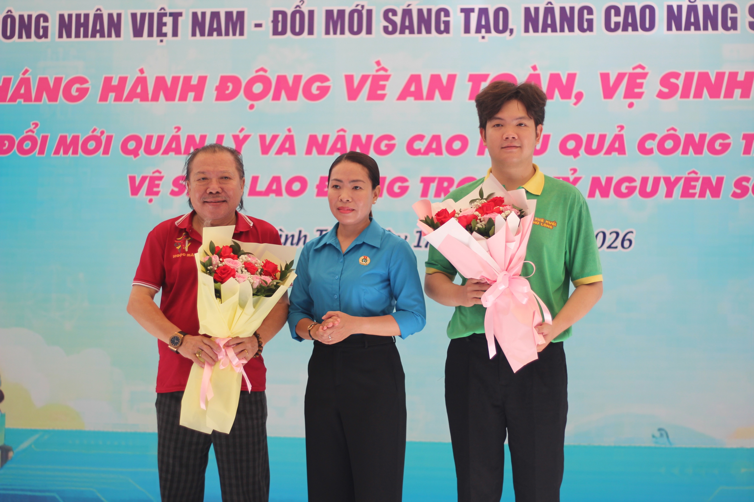 Người lao động hào hứng khi được tặng rau sạch, phục vụ bánh, cà phê miễn phí - Ảnh 6.