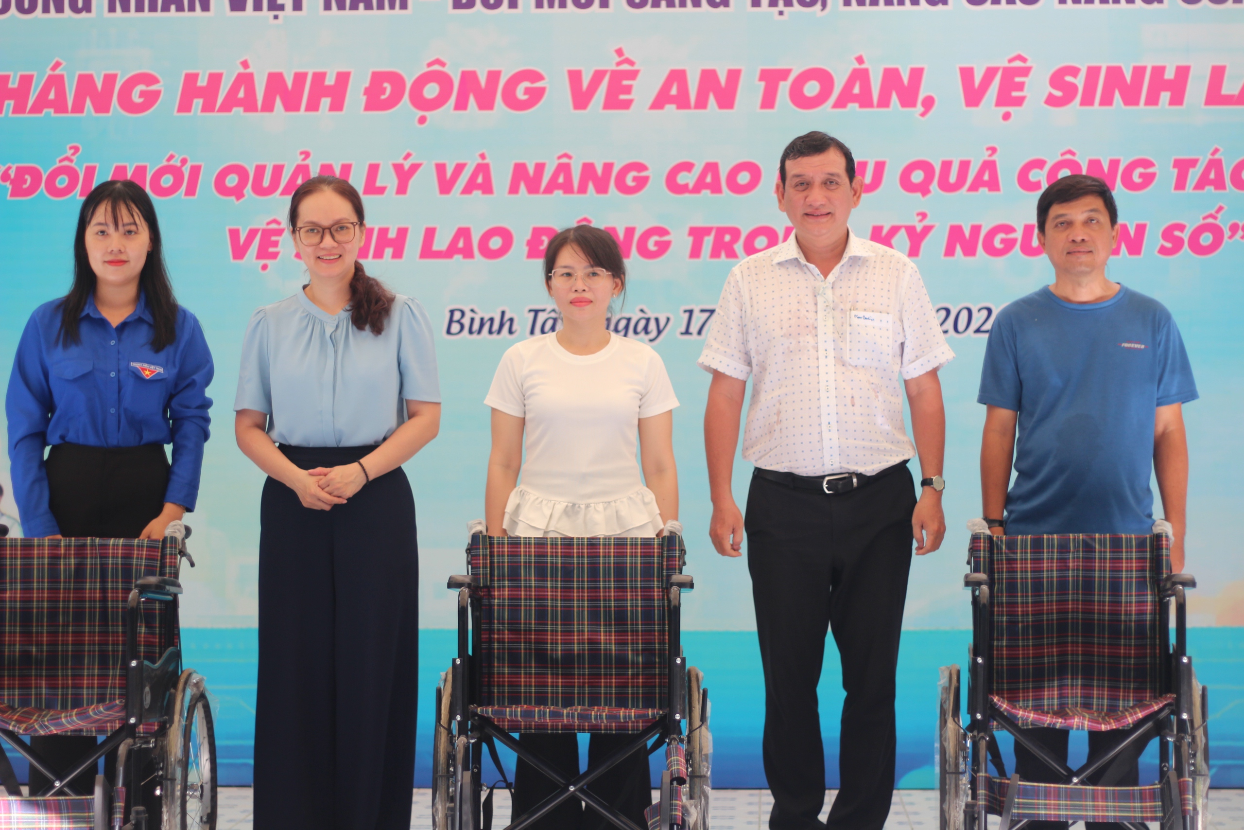 Người lao động hào hứng khi được tặng rau sạch, phục vụ bánh, cà phê miễn phí - Ảnh 2.