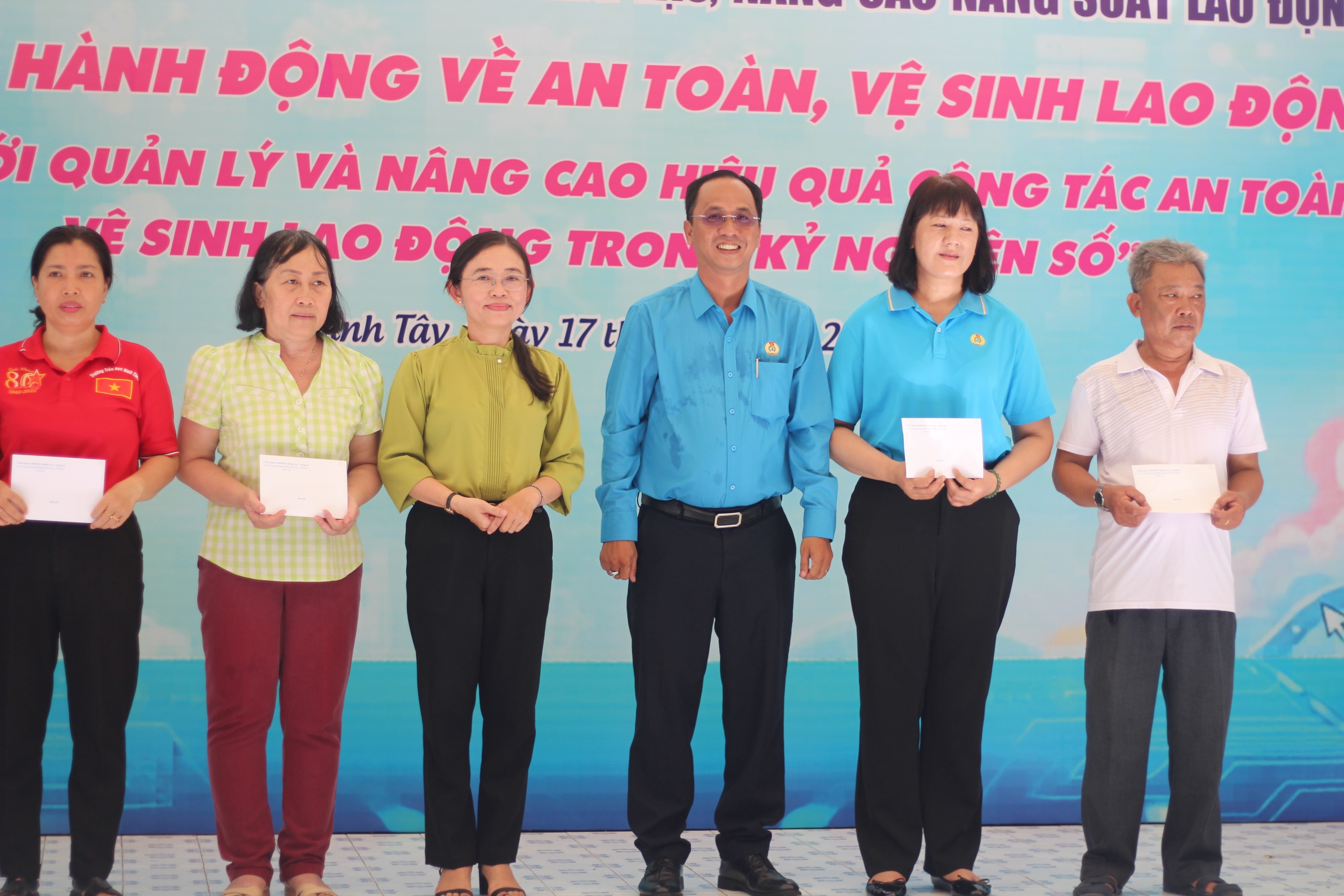 Người lao động hào hứng khi được tặng rau sạch, phục vụ bánh, cà phê miễn phí - Ảnh 4.