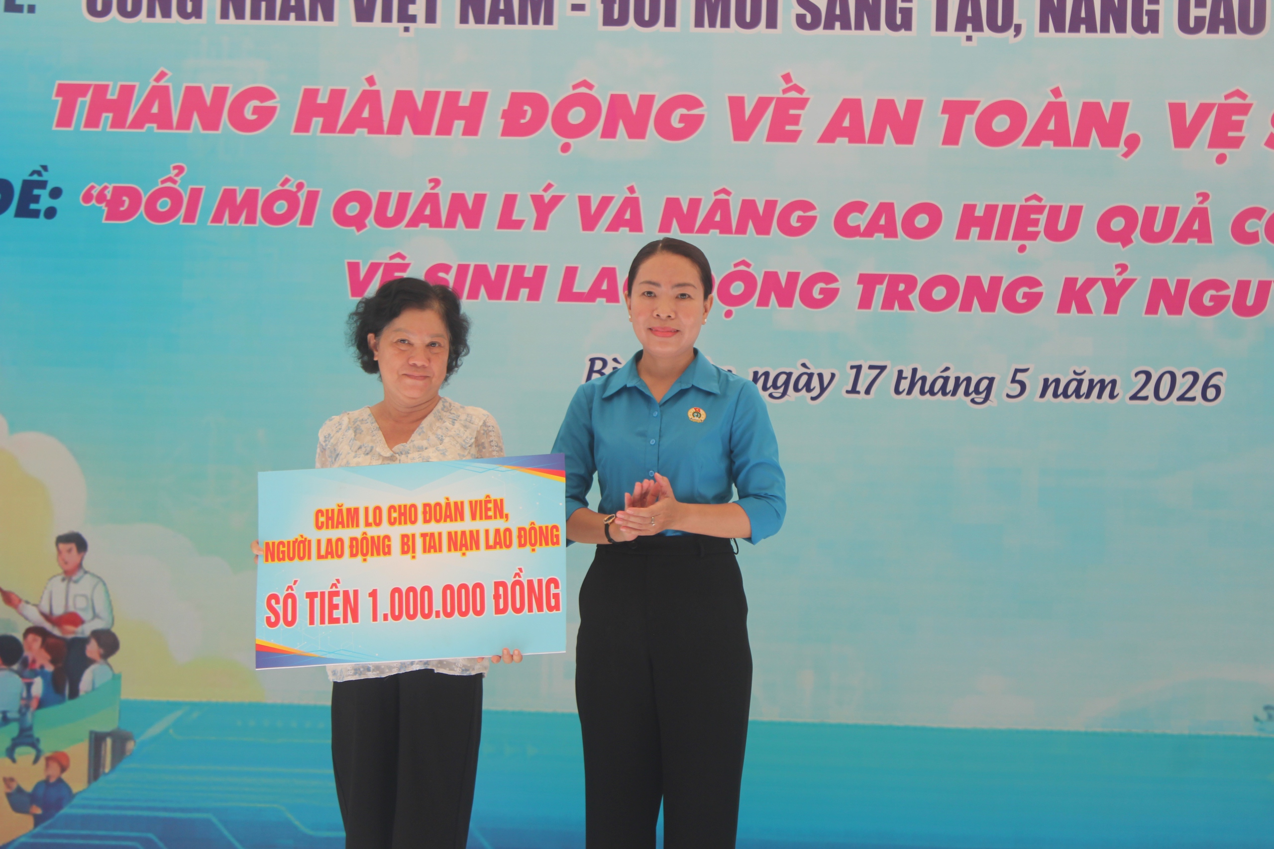Người lao động hào hứng khi được tặng rau sạch, phục vụ bánh, cà phê miễn phí - Ảnh 3.