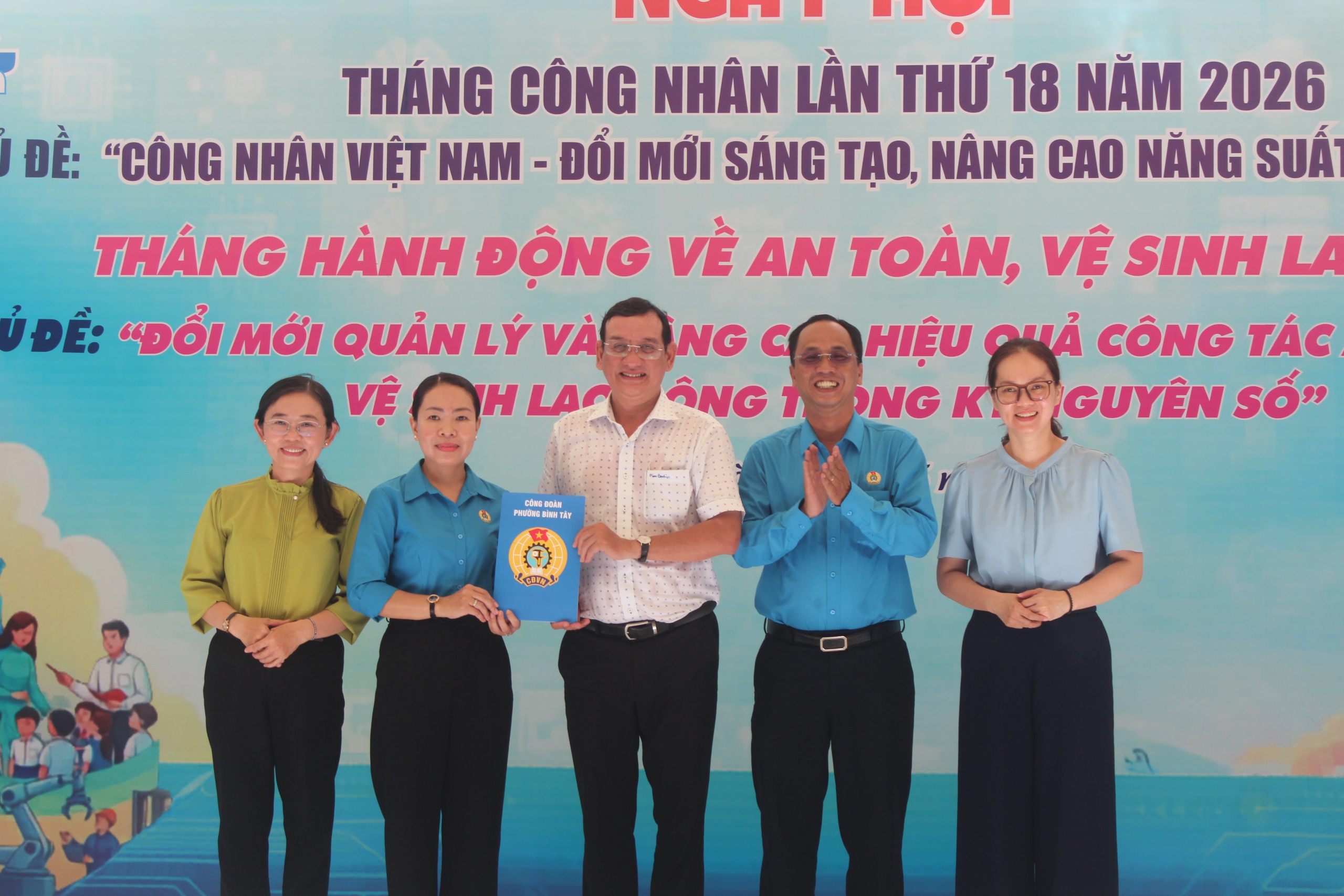 Người lao động hào hứng khi được tặng rau sạch, phục vụ bánh, cà phê miễn phí - Ảnh 5.