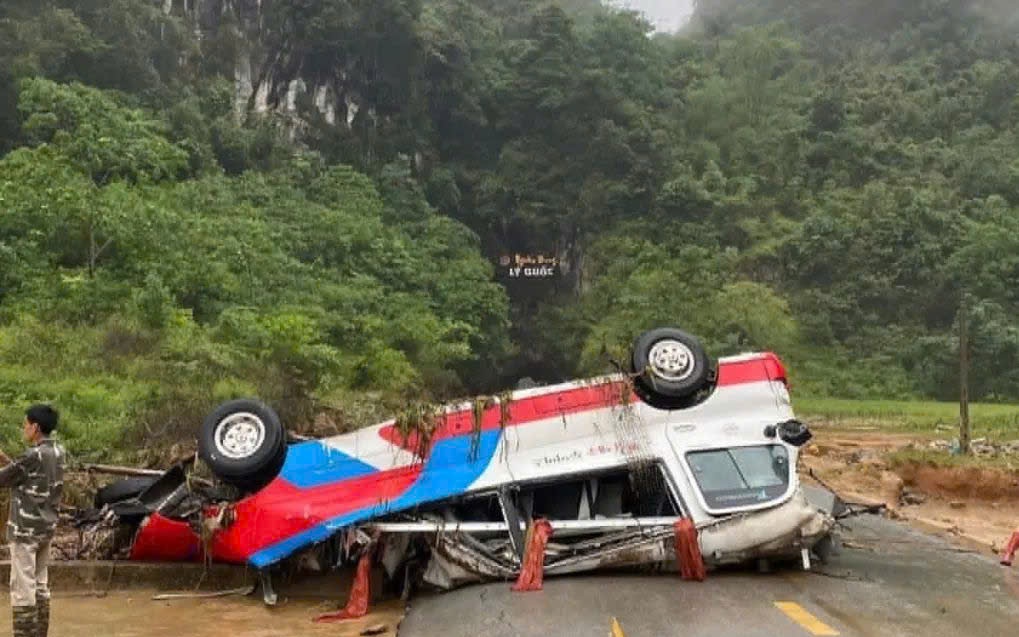 Mưa lũ, dông lốc đánh chìm tàu, cuốn trôi ô tô