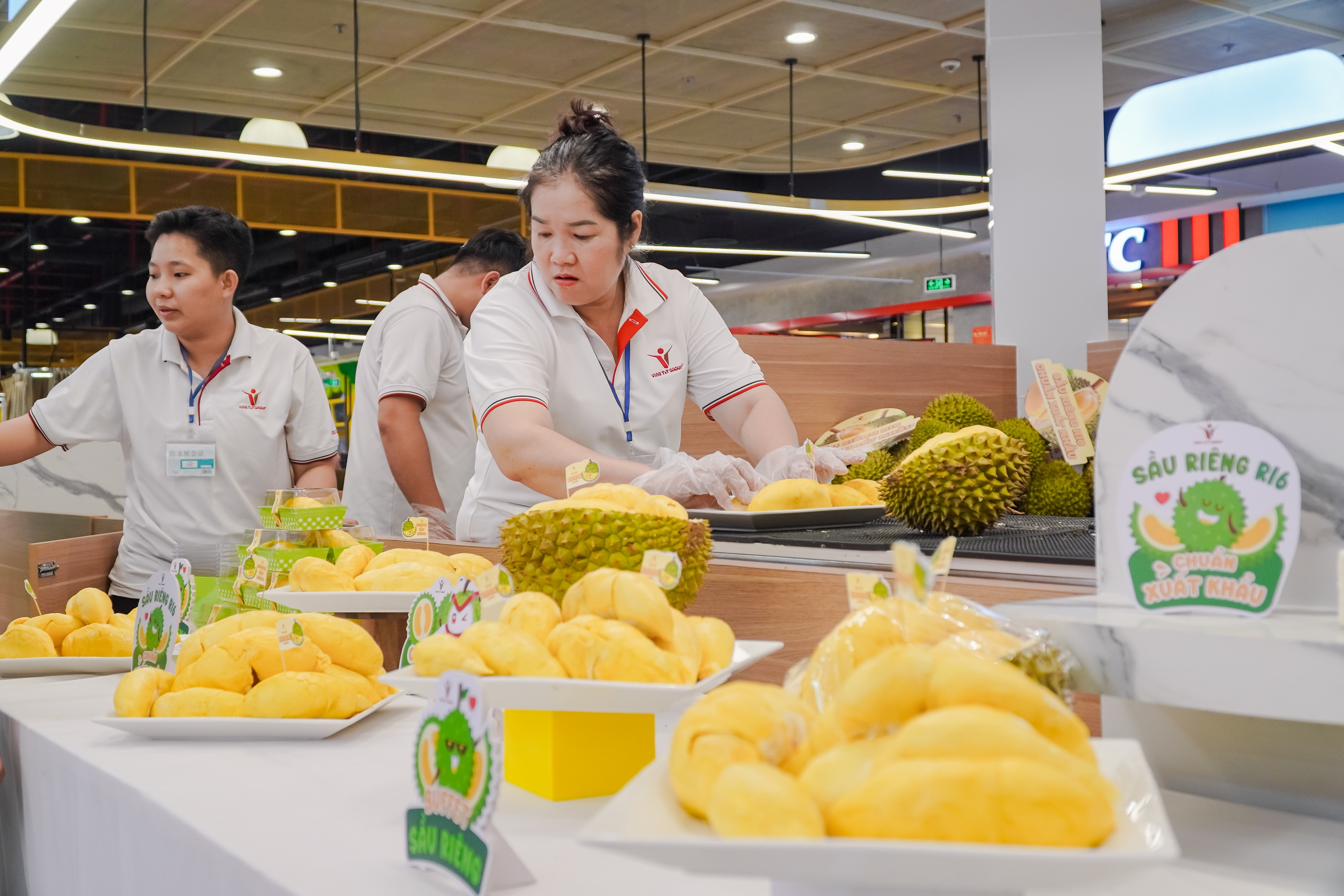 VIDEO: Người dân TPHCM đổ xô trải nghiệm buffet sầu riêng cuối tuần - Ảnh 7.