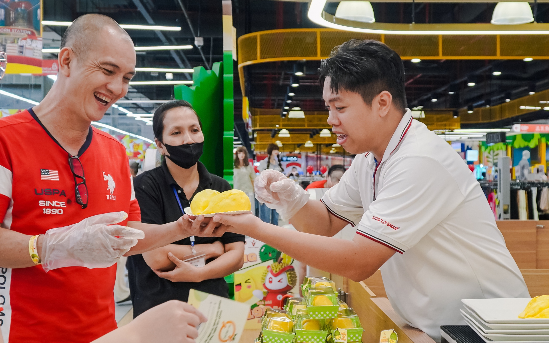 VIDEO: Người dân TPHCM đổ xô trải nghiệm buffet sầu riêng cuối tuần