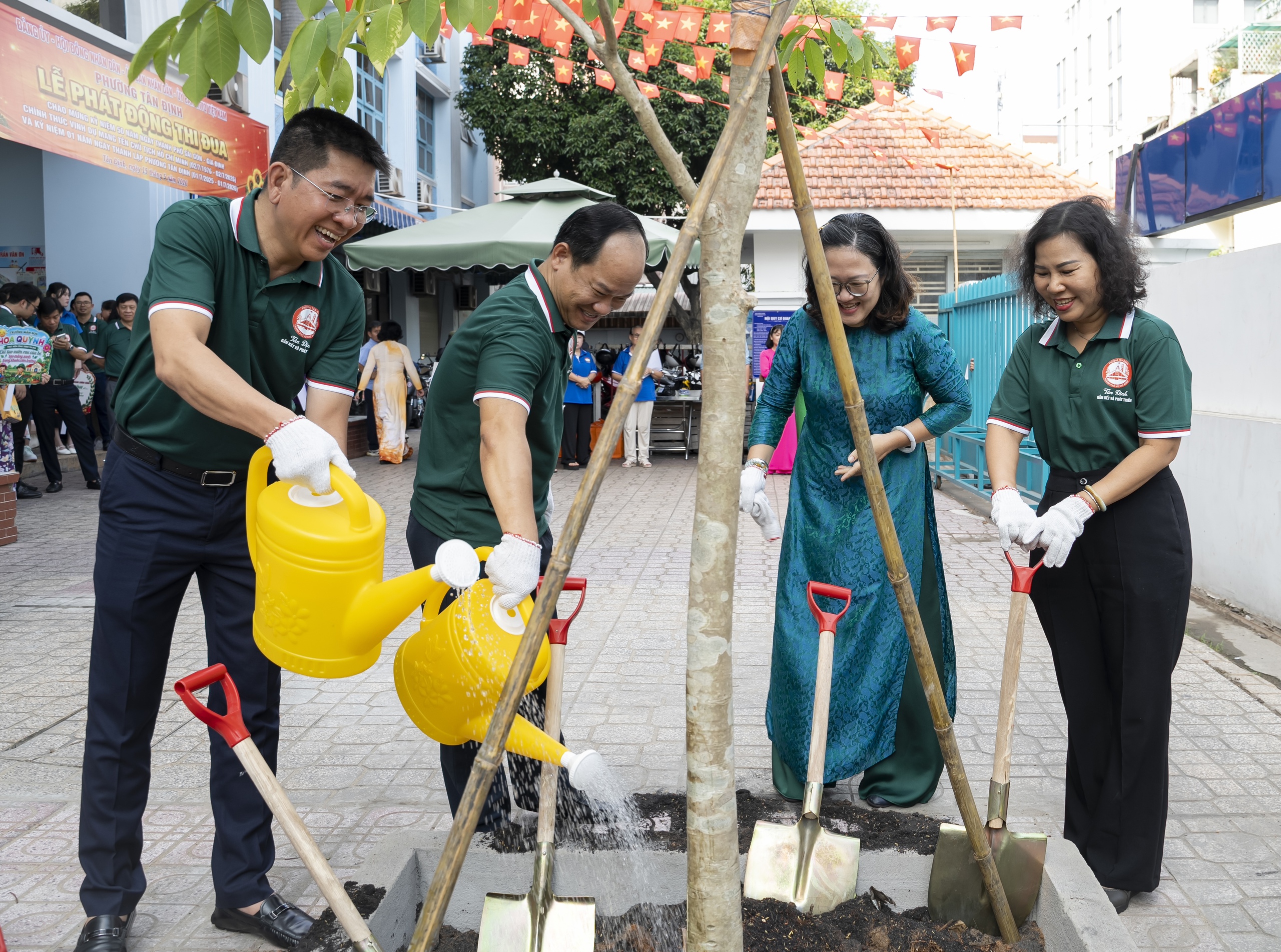Dấu ấn từ cơ sở: Nhiều địa phương TPHCM thi đua làm đẹp thành phố mang tên Bác - Ảnh 1.