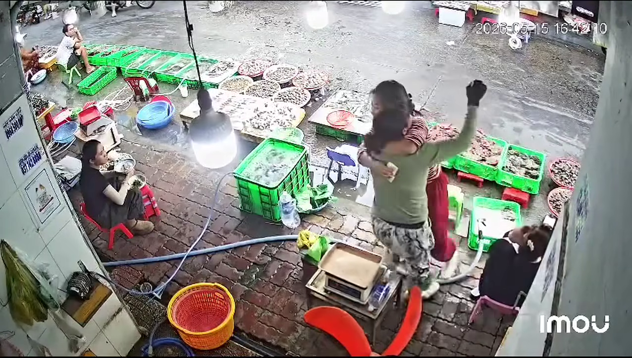 Hai đoạn clip liên quan trúng xổ số miền Nam khiến dân mạng phát “sốt” - Ảnh 3.