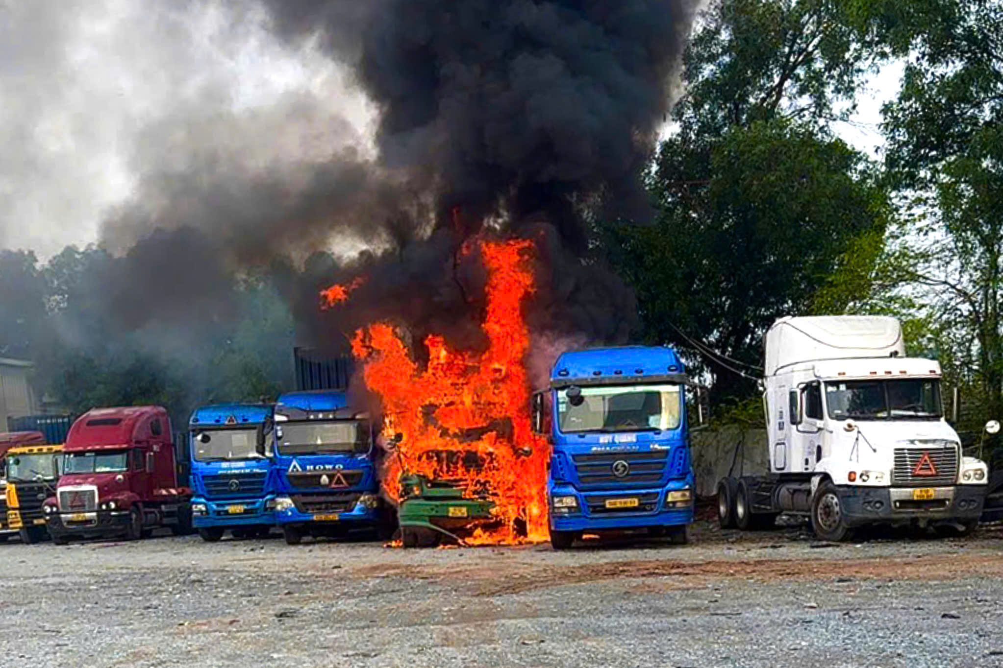 Hỏa hoạn TPHCM thiêu rụi 3 xe đầu kéo container tại phường Tân Đông Hiệp - Ảnh 1.
