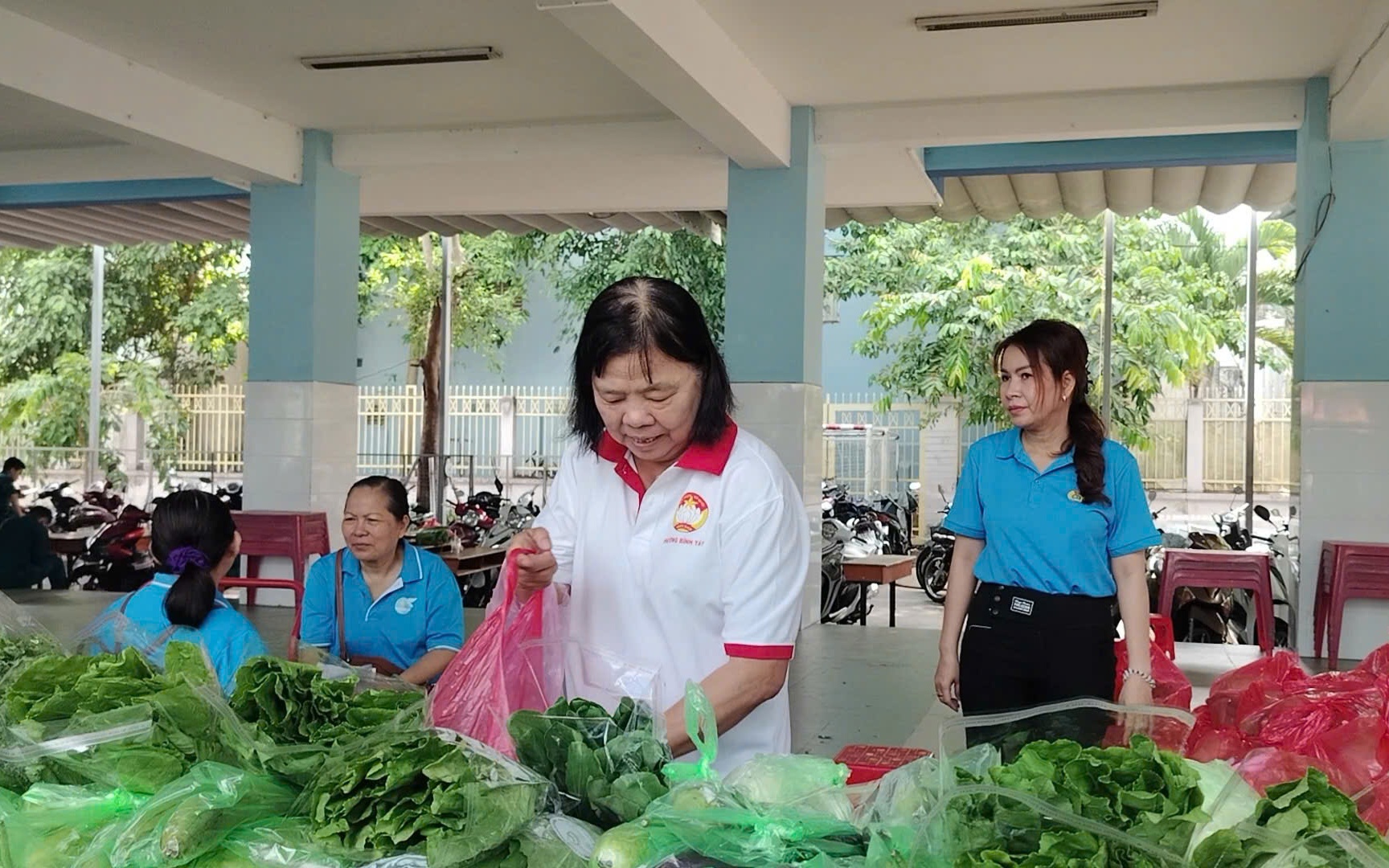 Người lao động hào hứng khi được tặng rau sạch, phục vụ bánh, cà phê miễn phí