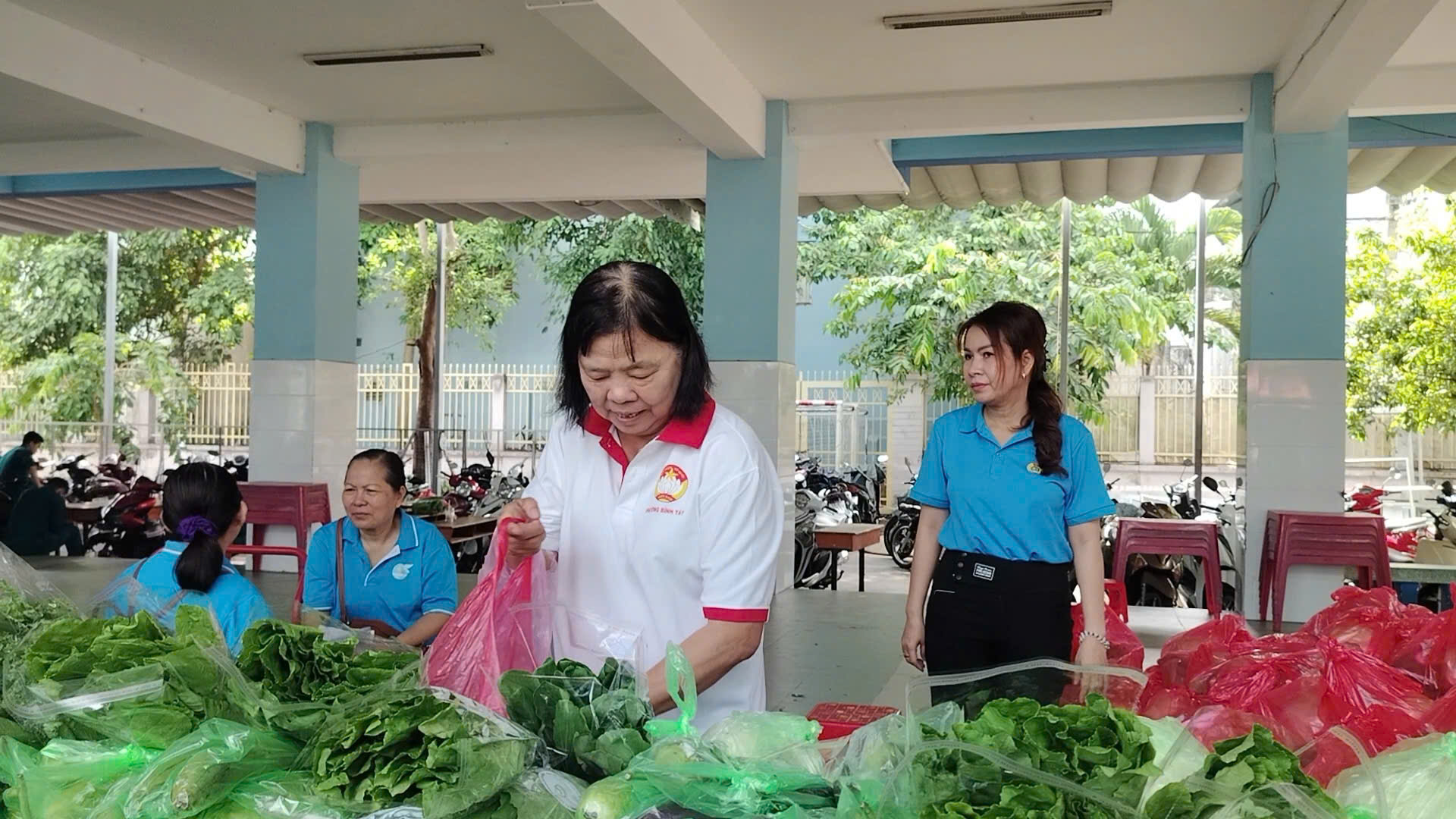 Người lao động hào hứng khi được tặng rau sạch, phục vụ bánh, cà phê miễn phí - Ảnh 1.