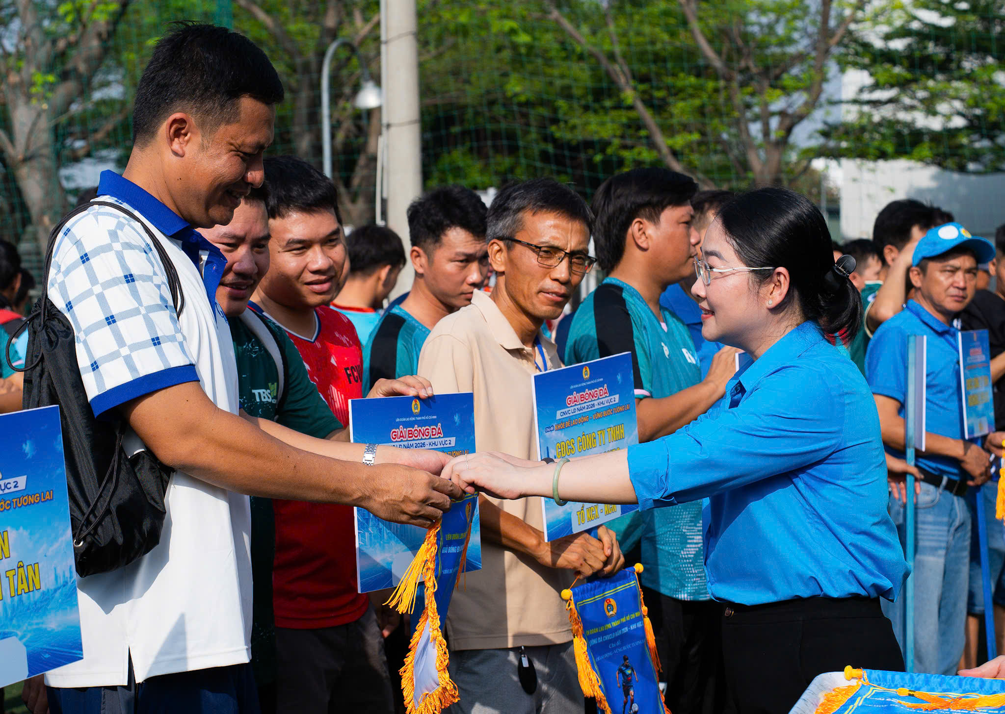 Hơn 750 công nhân tranh tài tại giải bóng đá do LĐLĐ TPHCM tổ chức - Ảnh 3.
