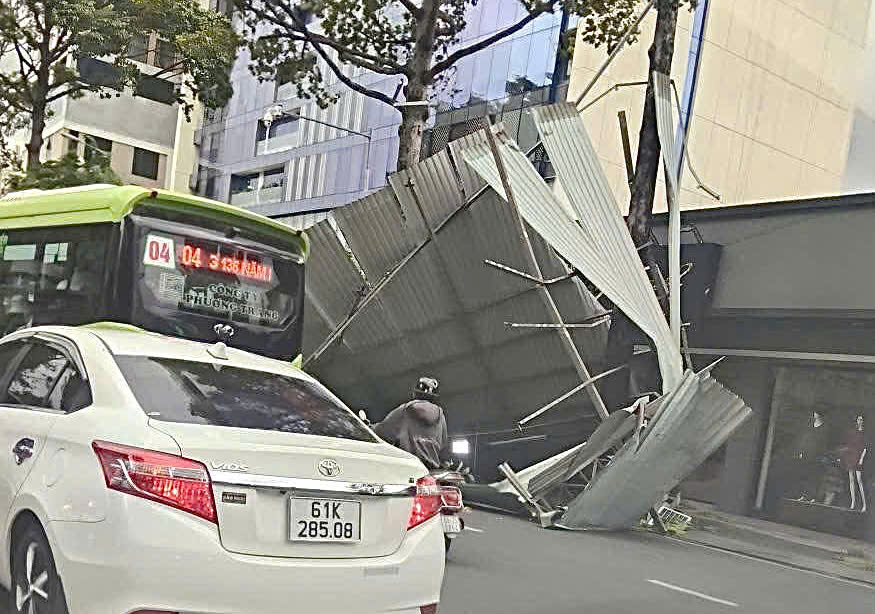 Gi&ocirc;ng lốc TPHCM g&acirc;y sập m&aacute;i t&ocirc;n , &ugrave;n tắc giao th&ocirc;ng nghi&ecirc;m trọng Chiều 17 - 5 - Ảnh 6.